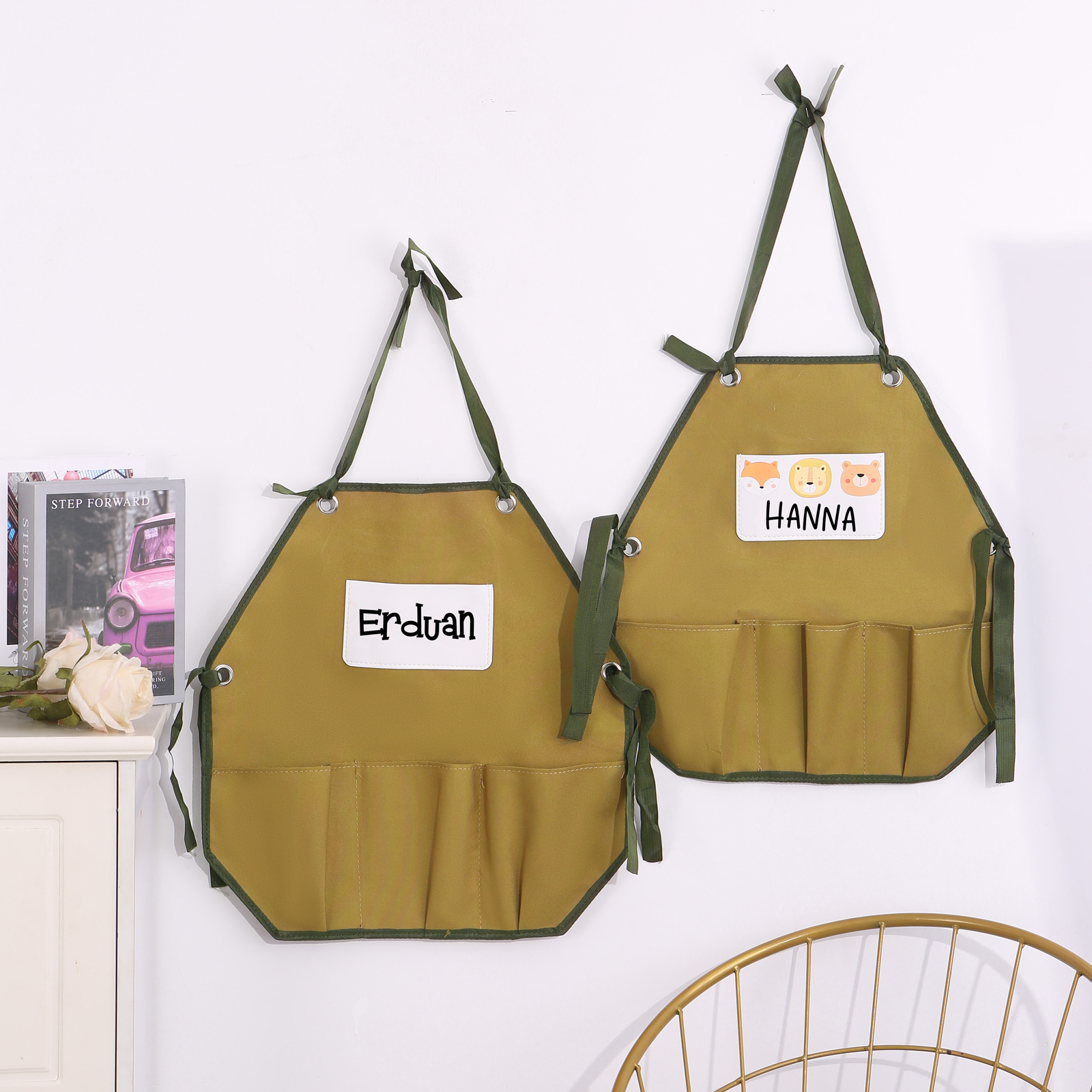 Personalisierter 1 Name Kinder-Malschürze in Khaki mit 18 verschiedenen motiven für Kinder