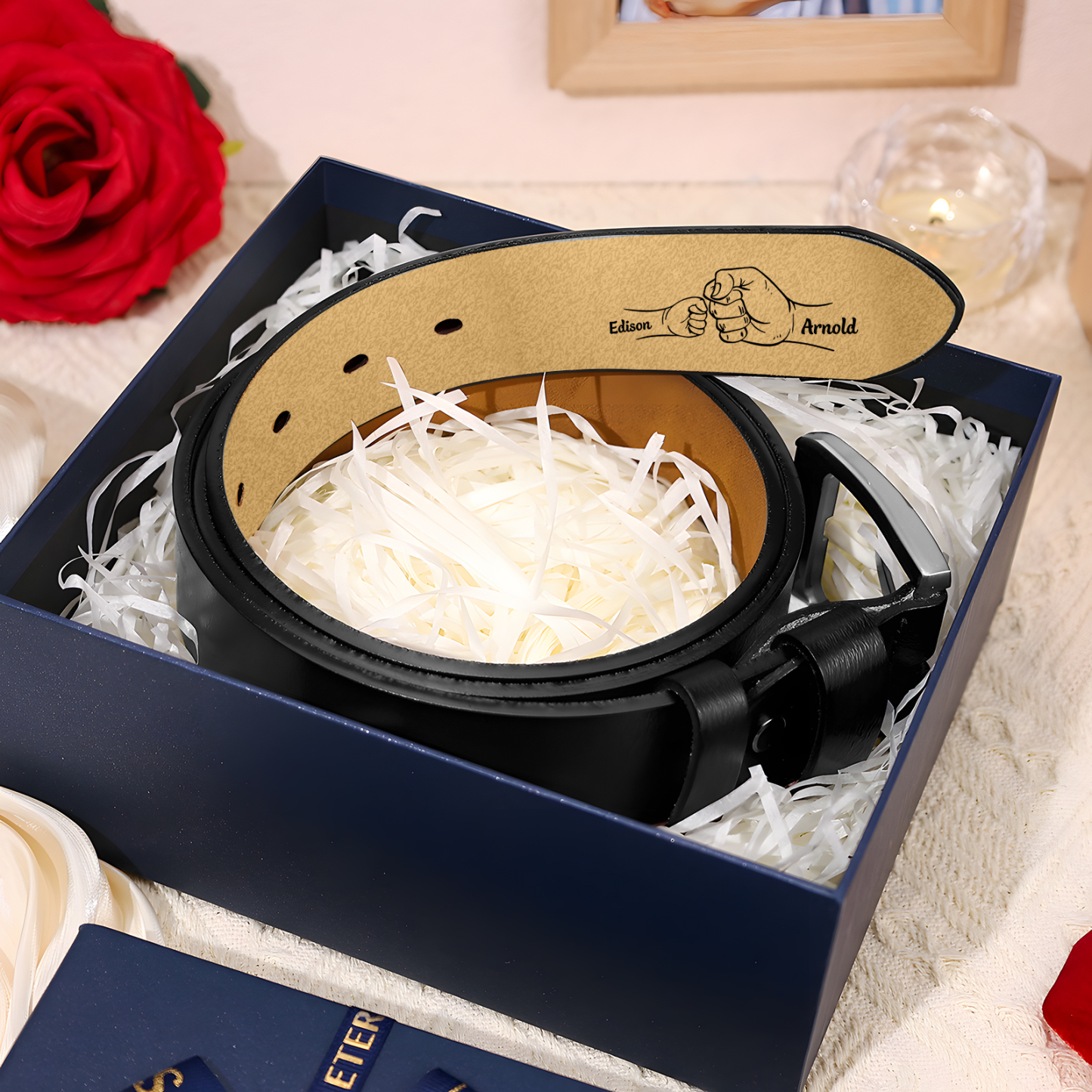 Personalisierter 2 Namen Schwarz Herren Ledergürtel - Dieser Typ ist ein großartiger Papa - Geschenk für Vater/Papa