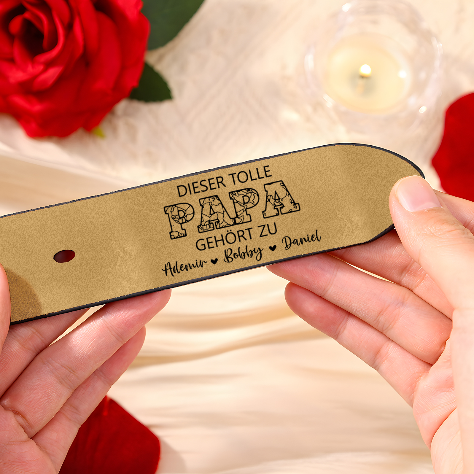 Personalisierter 4 Namen & Buchstabe Schwarz Herren Ledergürtel - DIESER TOLLE PAPA GEHÖRT ZU- Geschenk für Papa