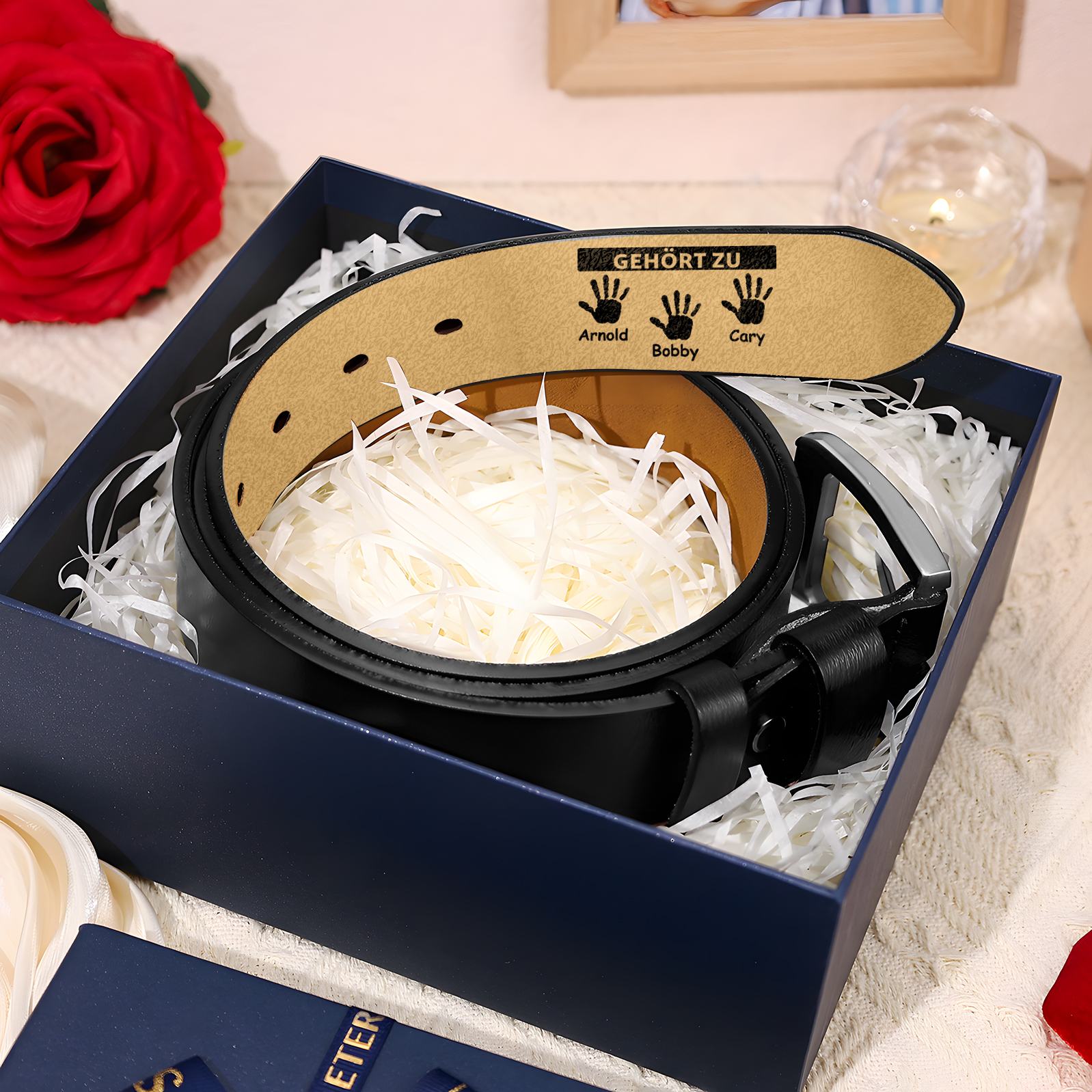 Personalisierter 3 Name & 2 Texte Schwarz Herren Ledergürtel - Der beste PAPA der Welt gehört zu- Geschenk für Vater/Papa