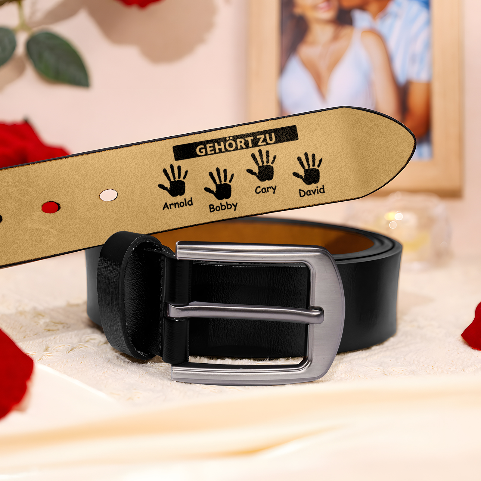 Personalisierter 4 Name & 2 Texte Schwarz Herren Ledergürtel - Der beste PAPA der Welt gehört zu- Geschenk für Vater/Papa