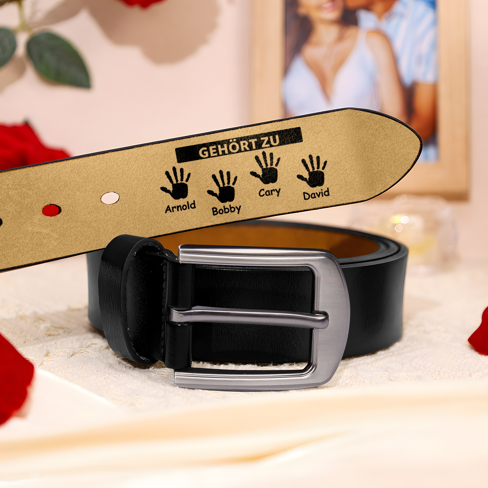 Personalisierter 4 Name & 2 Texte Schwarz Herren Ledergürtel - Der beste PAPA der Welt gehört zu- Geschenk für Vater/Papa