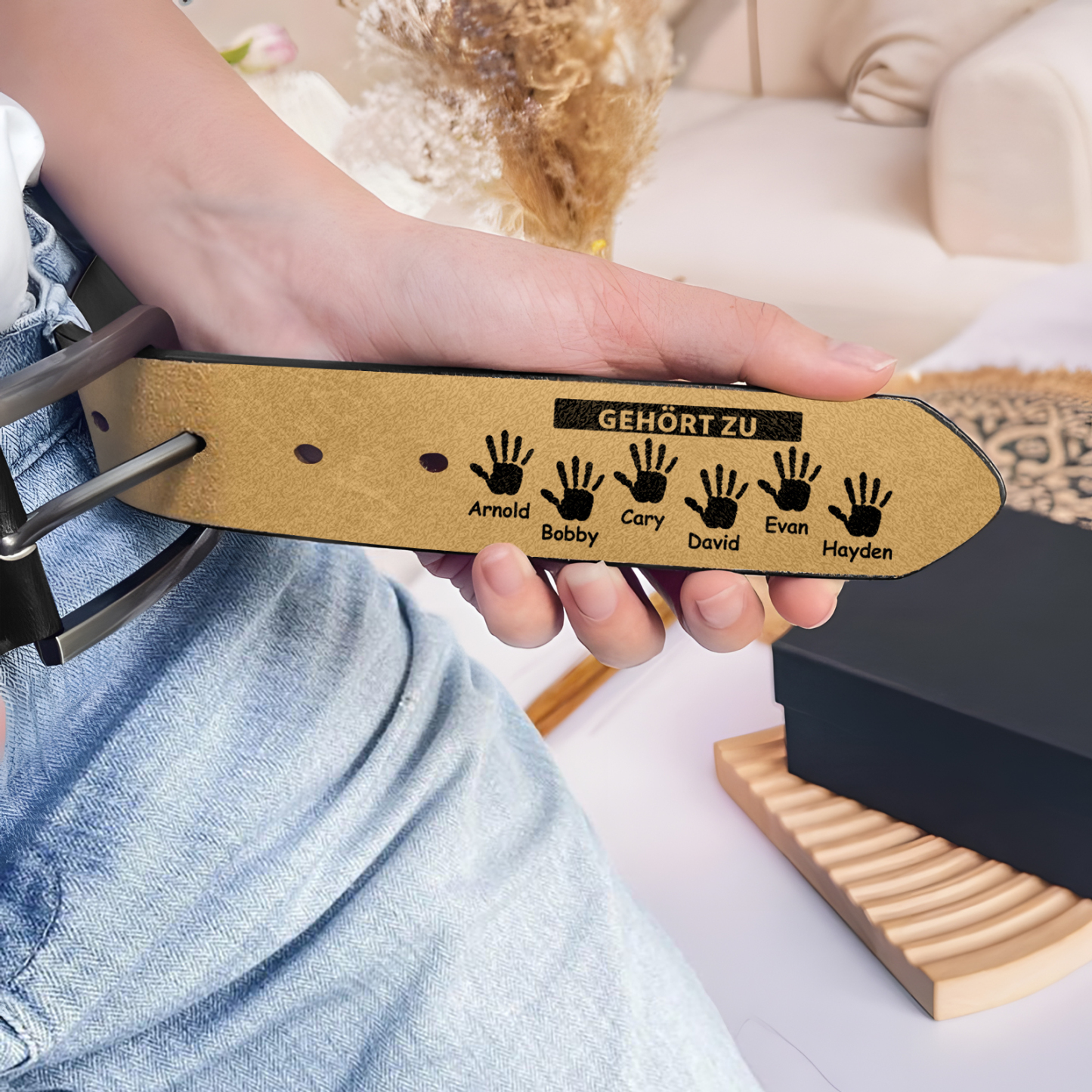 Personalisierter 6 Name & 2 Texte Schwarz Herren Ledergürtel - Der beste PAPA der Welt gehört zu- Geschenk für Vater/Papa