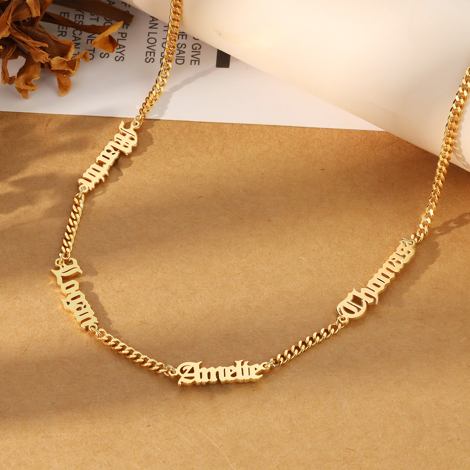 Personalisierte Gothic-Halskette für Herren mit 1–5 Namen in Old‑English‑Buchstaben