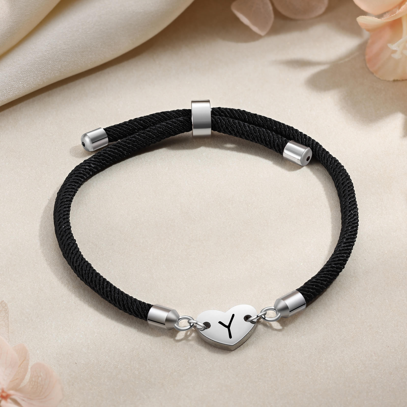 Personalisierter 1 Buchstaben Herz Armband mit Baumwollseil in Schwarz & Weiß & Rosa