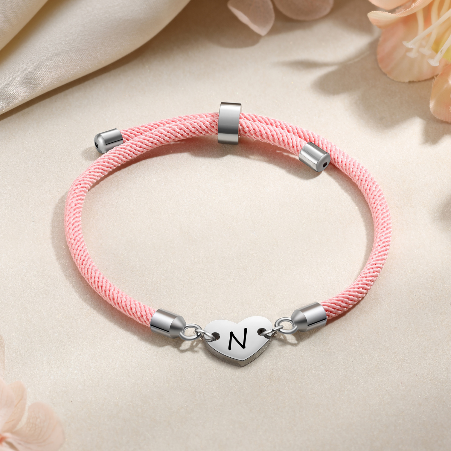 Personalisierter 1 Buchstaben Herz Armband mit Baumwollseil in Schwarz & Weiß & Rosa