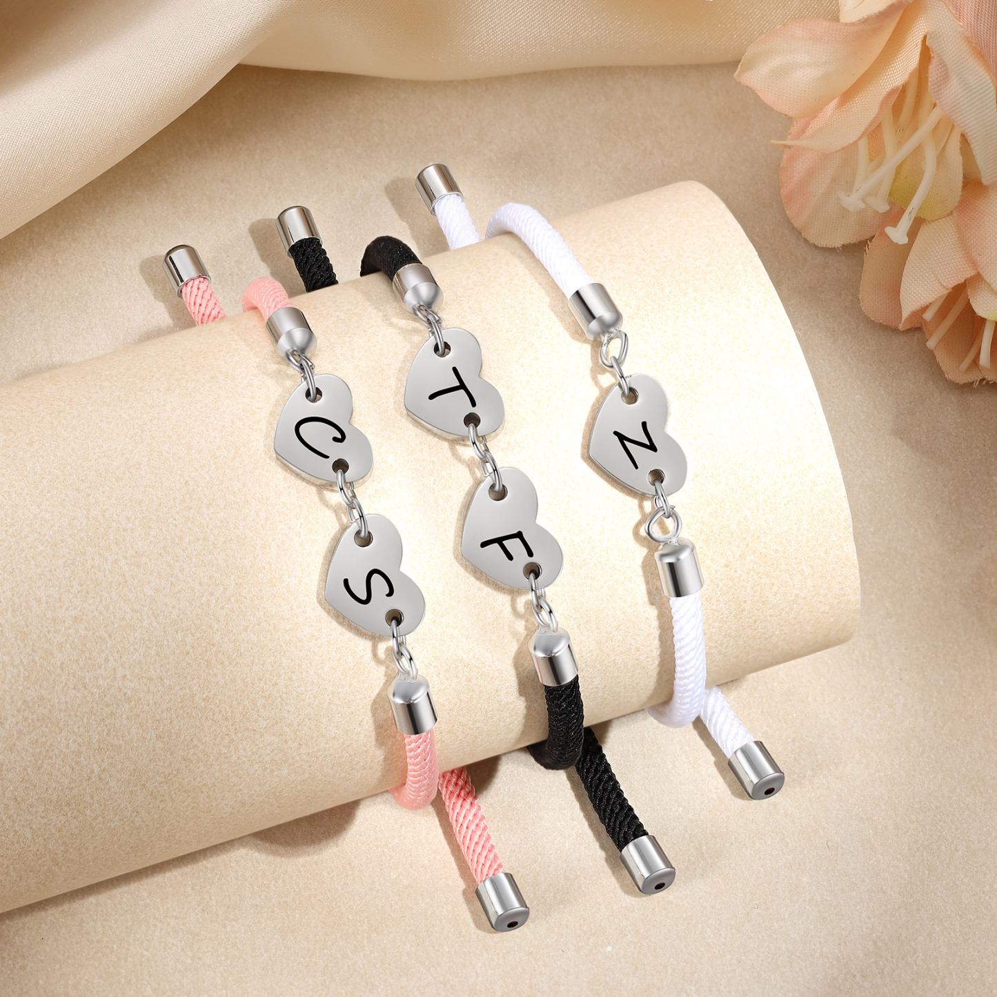 Personalisierte 3 Buchstaben Herz Armband mit Baumwollseil in Schwarz & Weiß & Rosa