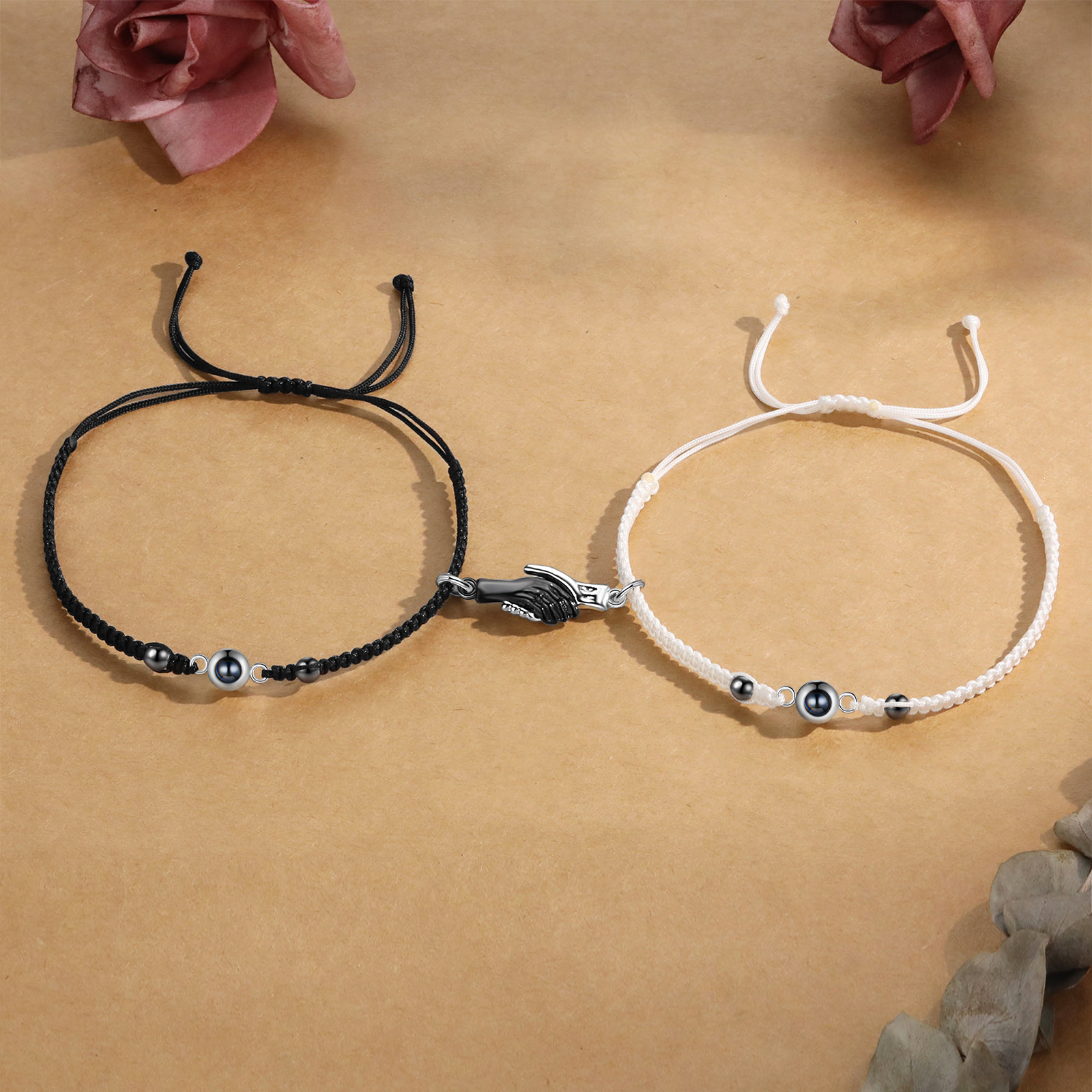 Personalisierte 2 Fotos Projektion Herz/Hand-in-Hand Magnetische Armbänder mit schwarz & weiß geflochtenem Band für Paar