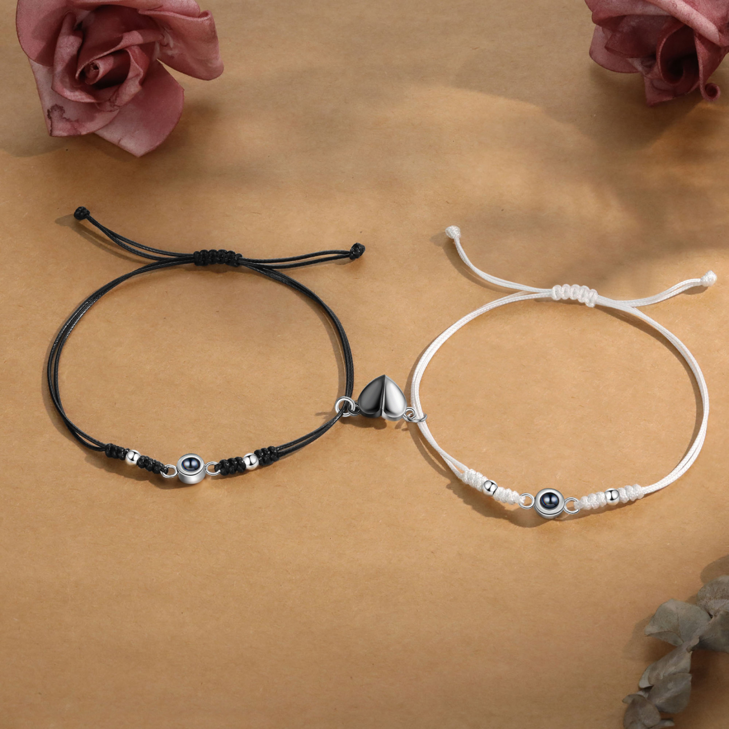 Personalisierte 2 Fotos Projektion Herz/Hand-in-Hand Magnetische Armband – Schwarz/Weißes Band & Silberperlen Armbände für Paar