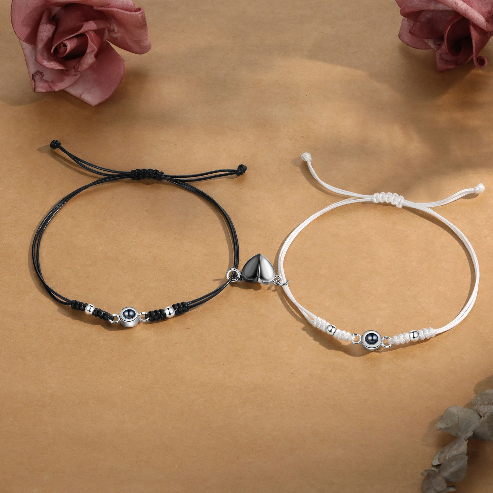 Personalisierte 2 Fotos Projektion Herz/Hand-in-Hand Magnetische Armband – Schwarz/Weißes Band & Silberperlen Armbände für Paar