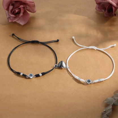 Personalisierte 2 Fotos Projektion Herz/Hand-in-Hand Magnetische Armband – Schwarz/Weißes Band & Silberperlen Armbände für Paar
