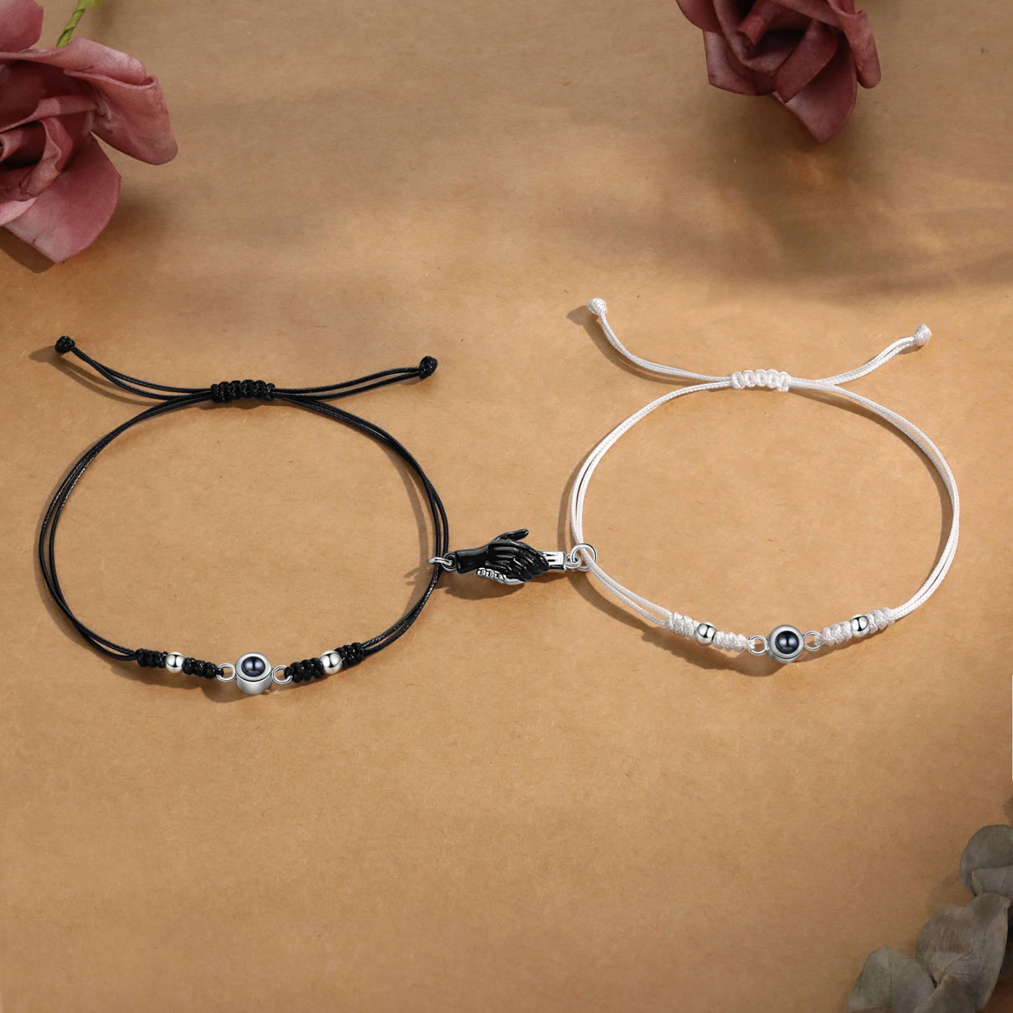 Personalisierte 2 Fotos Projektion Herz/Hand-in-Hand Magnetische Armband – Schwarz/Weißes Band & Silberperlen Armbände für Paar
