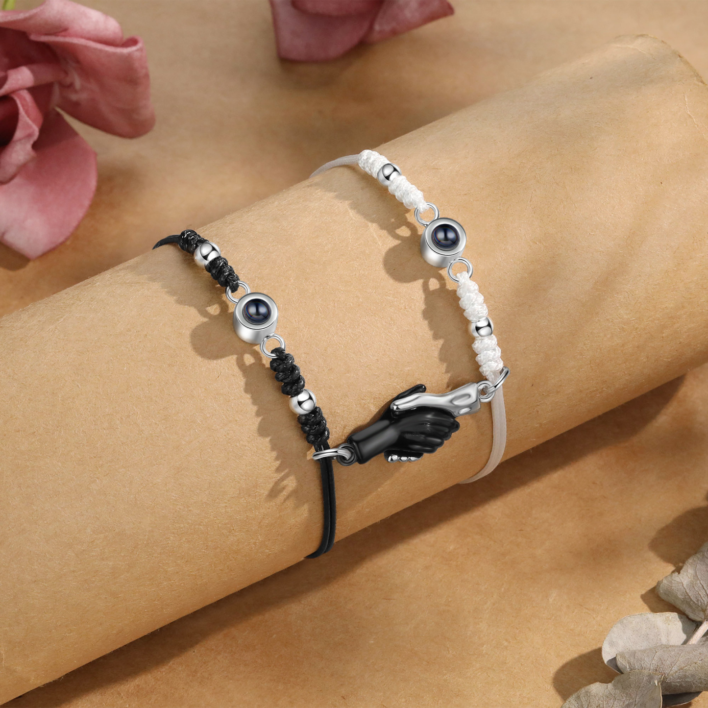 Personalisierte 2 Fotos Projektion Herz/Hand-in-Hand Magnetische Armband – Schwarz/Weißes Band & Silberperlen Armbände für Paar