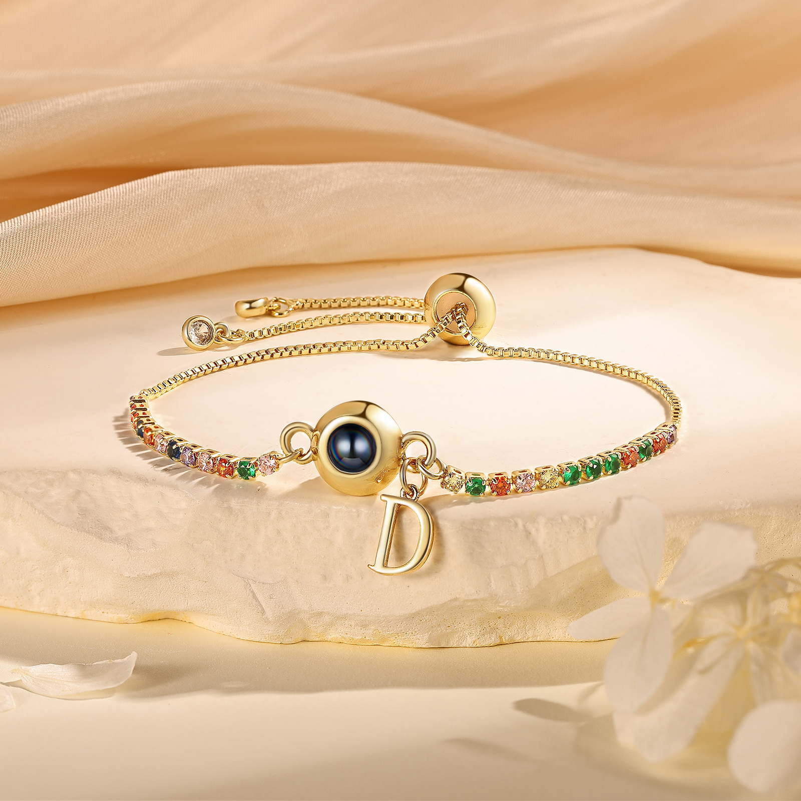 Personalisierbarer Foto-Projektion & Buchstabe Goldene Titanstahl-Armband mit farbenfrohen Strasssteinen