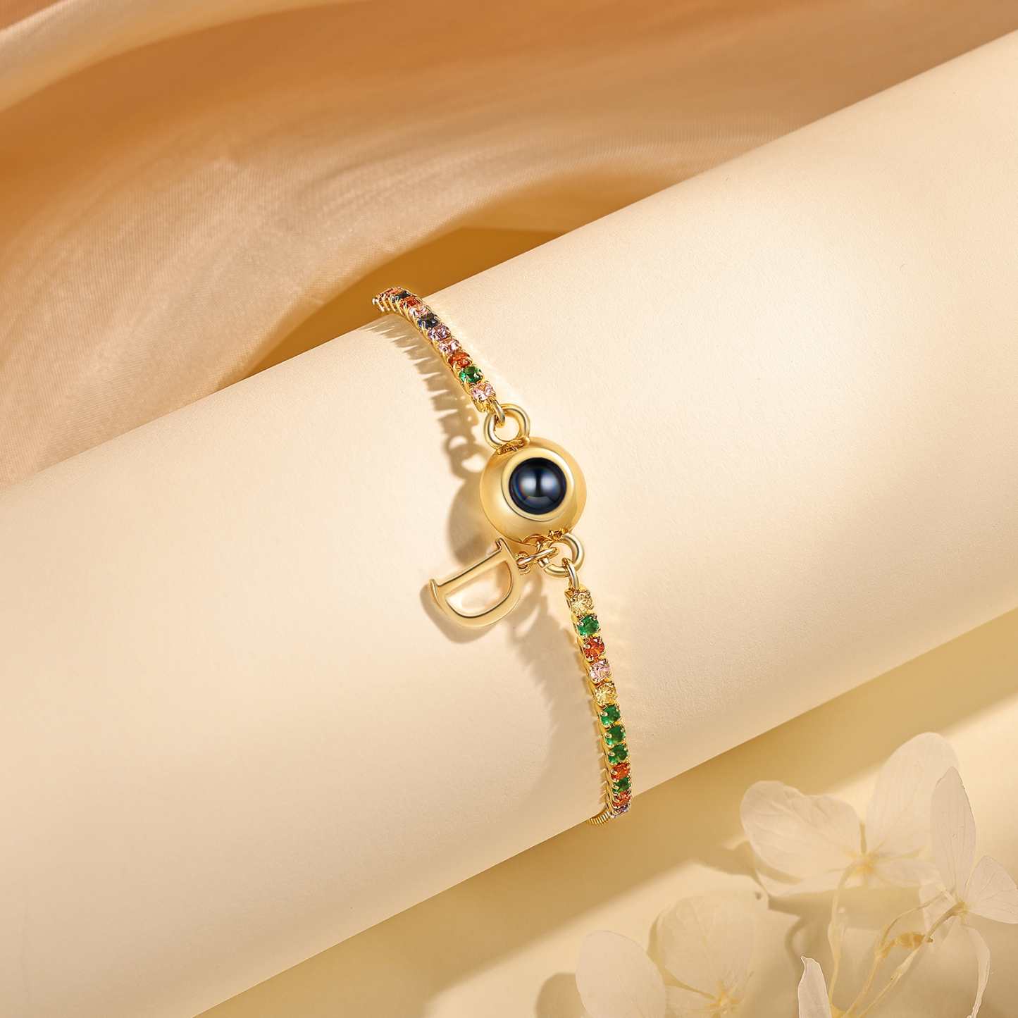 Personalisierbarer Foto-Projektion & Buchstabe Goldene Titanstahl-Armband mit farbenfrohen Strasssteinen