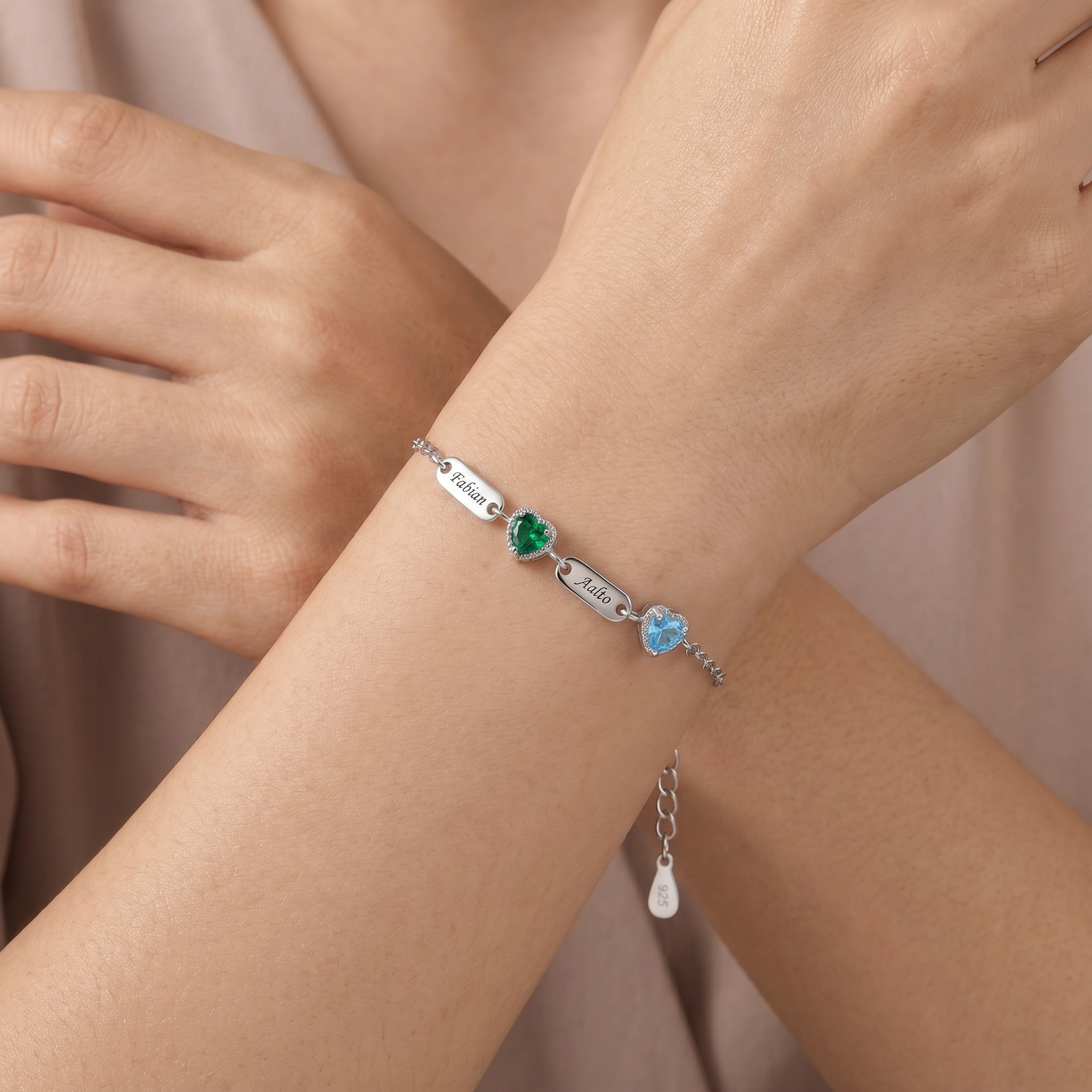 Personalisiertes Armband mit 1 bis 6 Namen und herzförmigen Geburtssteinen