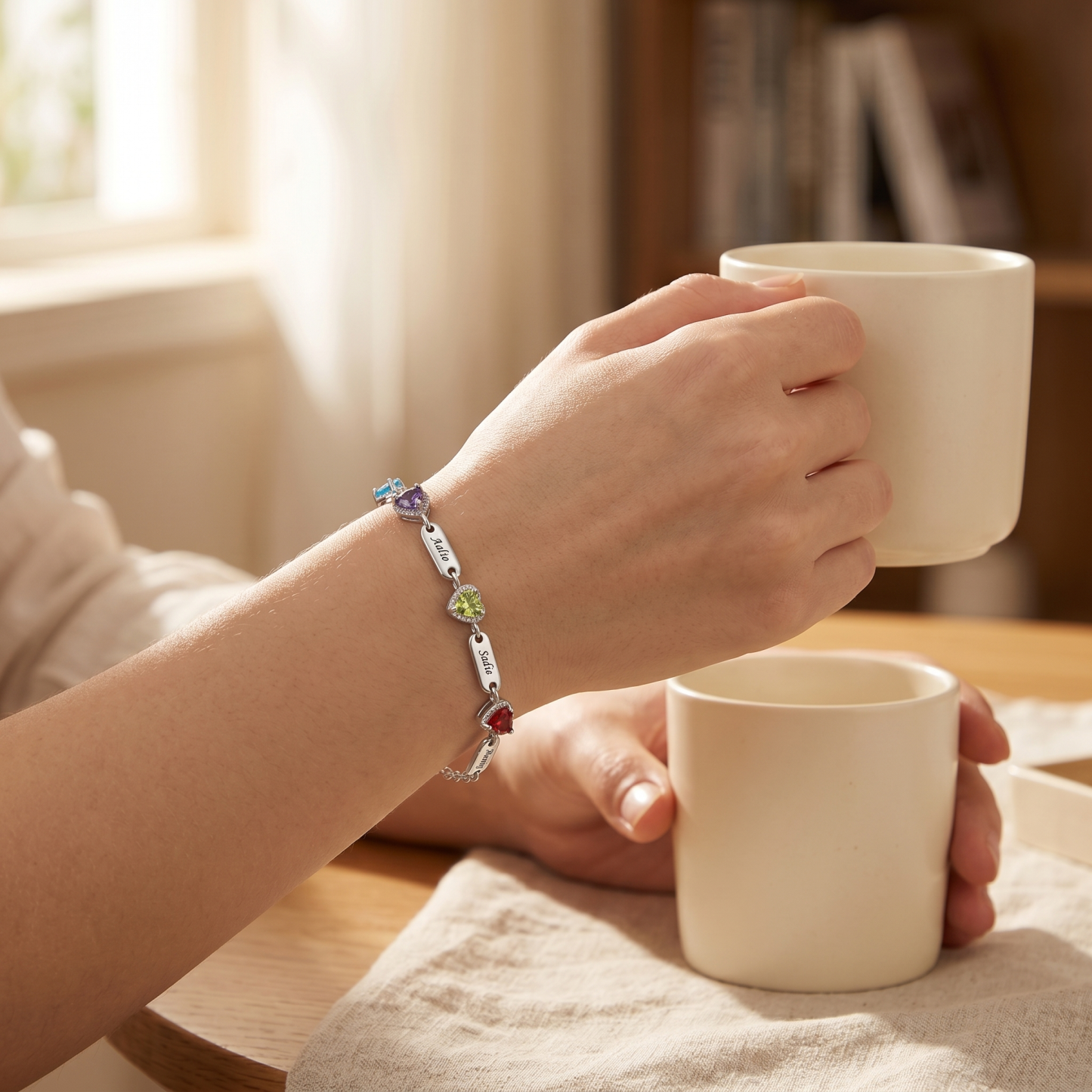 Personalisiertes Armband mit 1 bis 6 Namen und herzförmigen Geburtssteinen