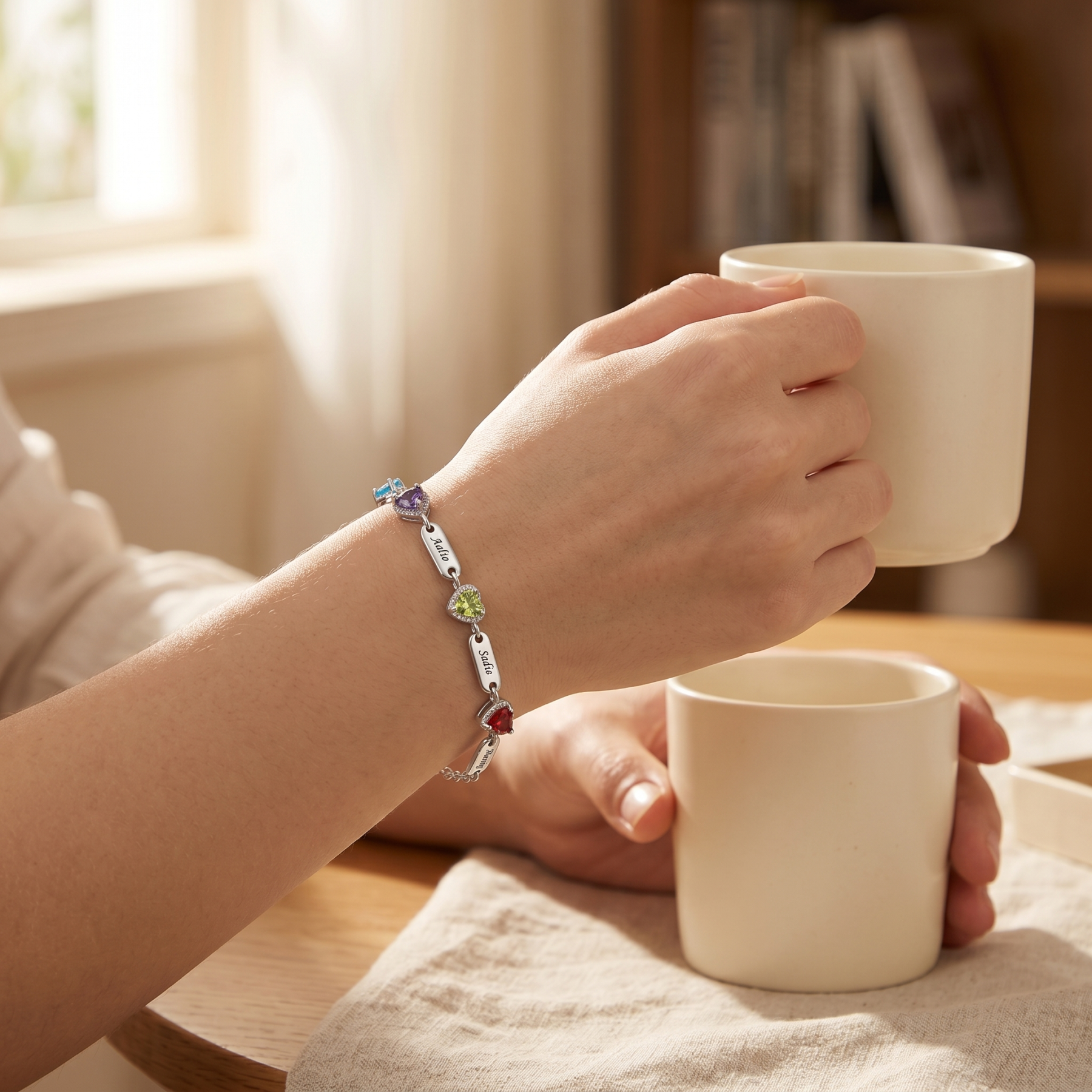 Personalisiertes Armband mit 1 bis 6 Namen und herzförmigen Geburtssteinen