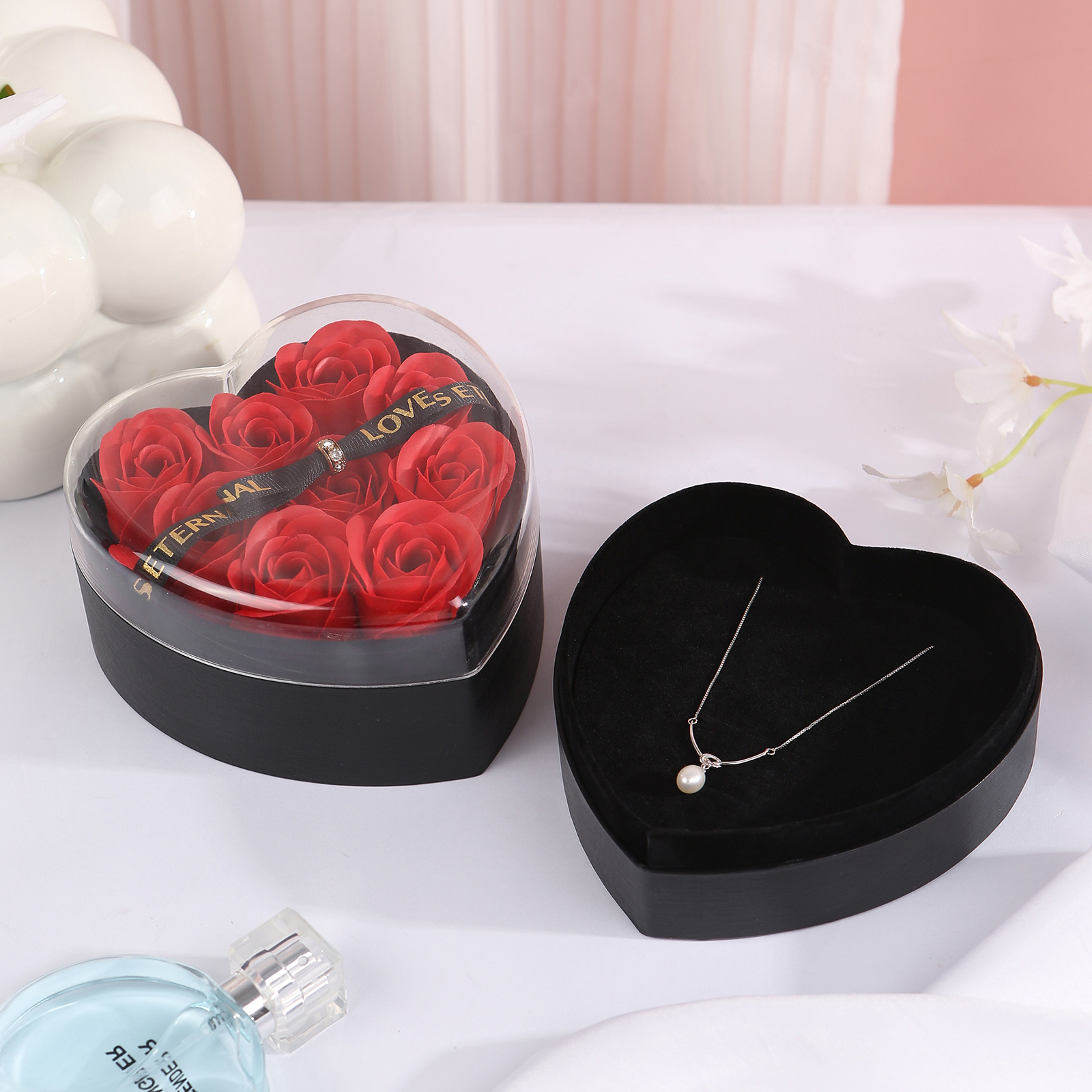 Herz Rose Geschenkbox – Liebevolle Schmuck-Box mit ewigen Rosen in Schwarz/Rot