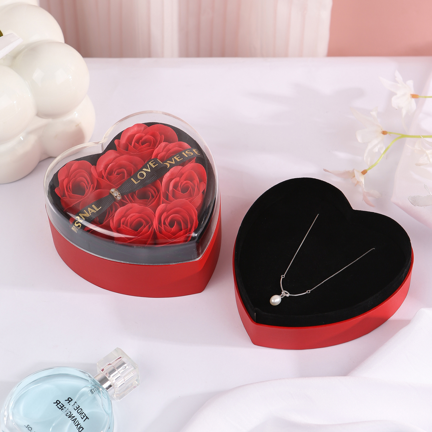 Herz Rose Geschenkbox – Liebevolle Schmuck-Box mit ewigen Rosen in Schwarz/Rot