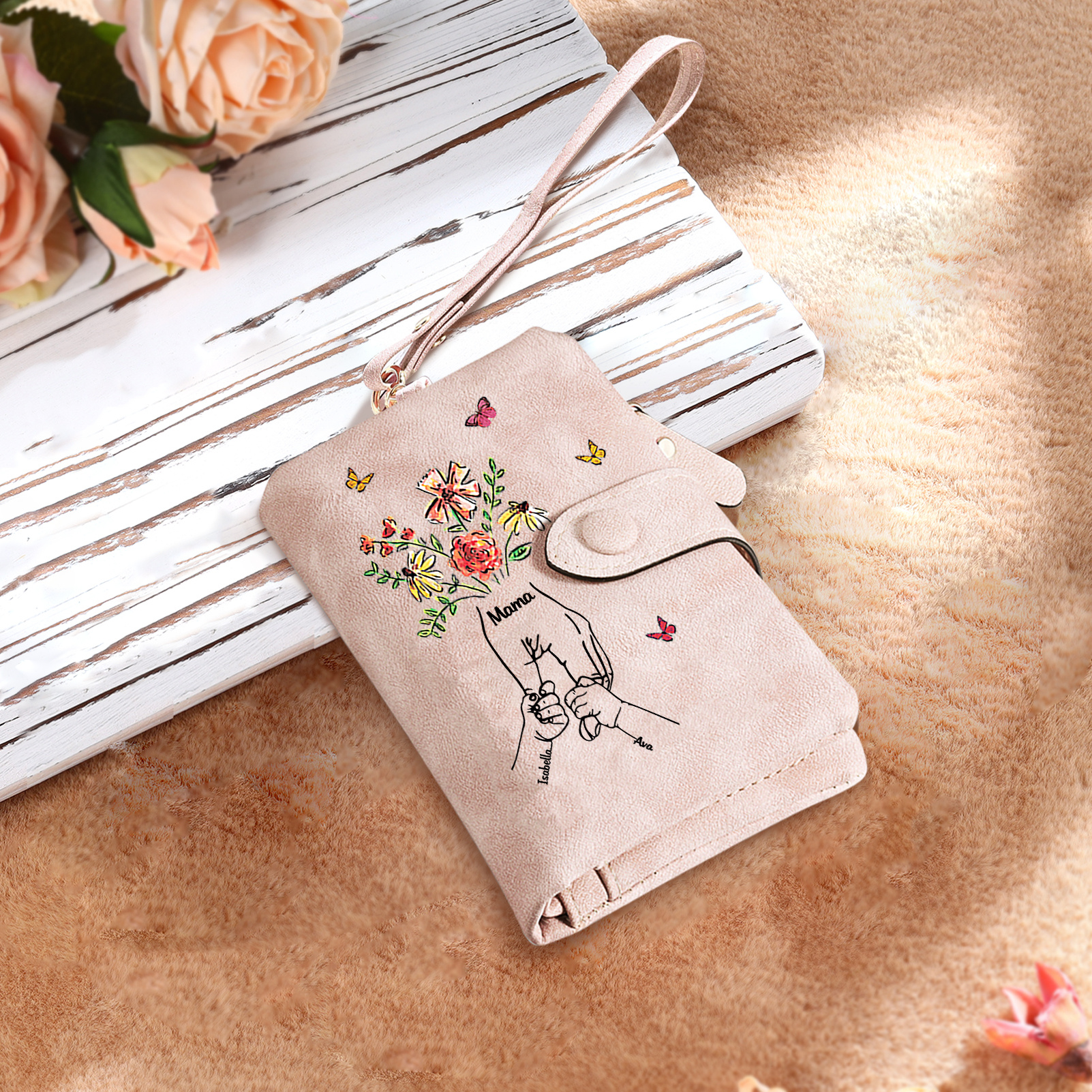 Personalisierte PU-Leder-Geldbörse mit Blumen und Hand-in-Hand-Motiv sowie 2–6 Namen – liebevolles Geschenk für Mama