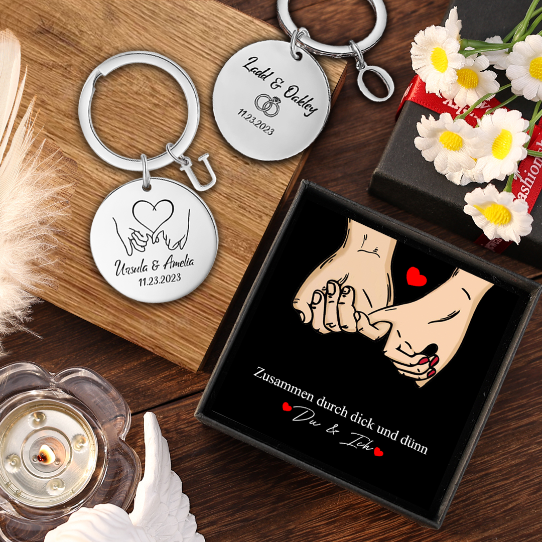 Personalisierte 2 Namen & 2 Datum & 2 Buchstaben Schlüsselanhänger & Geschenkkarte Geschenkbox Set für Paar