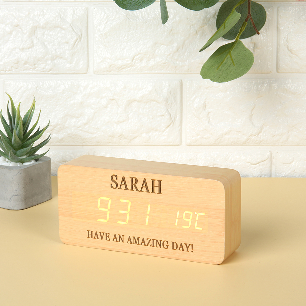 Personalisierte 2 Texte Holz-Wecker in Naturholz/ Braun - Einzigartiges Geschenk