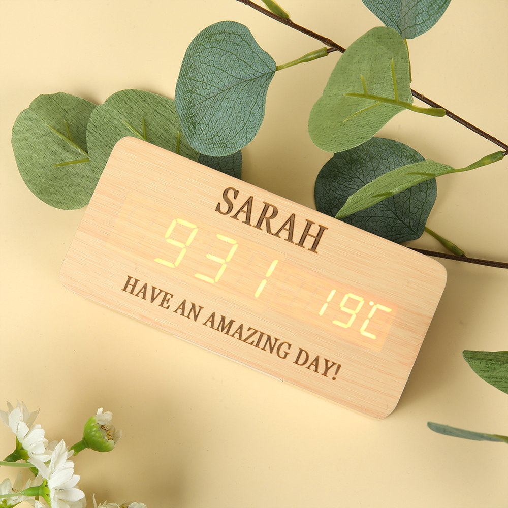 Personalisierte 2 Texte Holz-Wecker in Naturholz/ Braun - Einzigartiges Geschenk