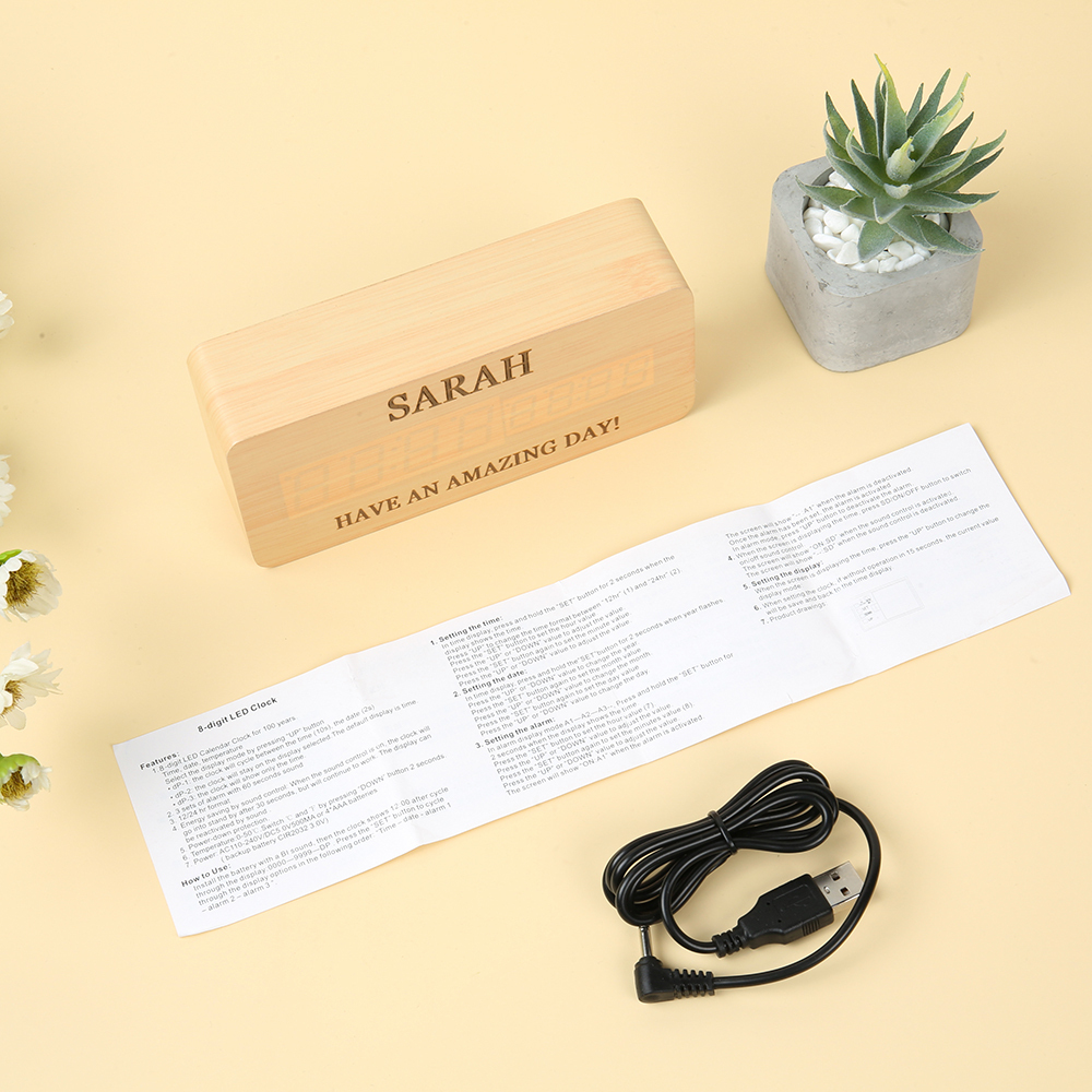 Personalisierte 2 Texte Holz-Wecker in Naturholz/ Braun - Einzigartiges Geschenk