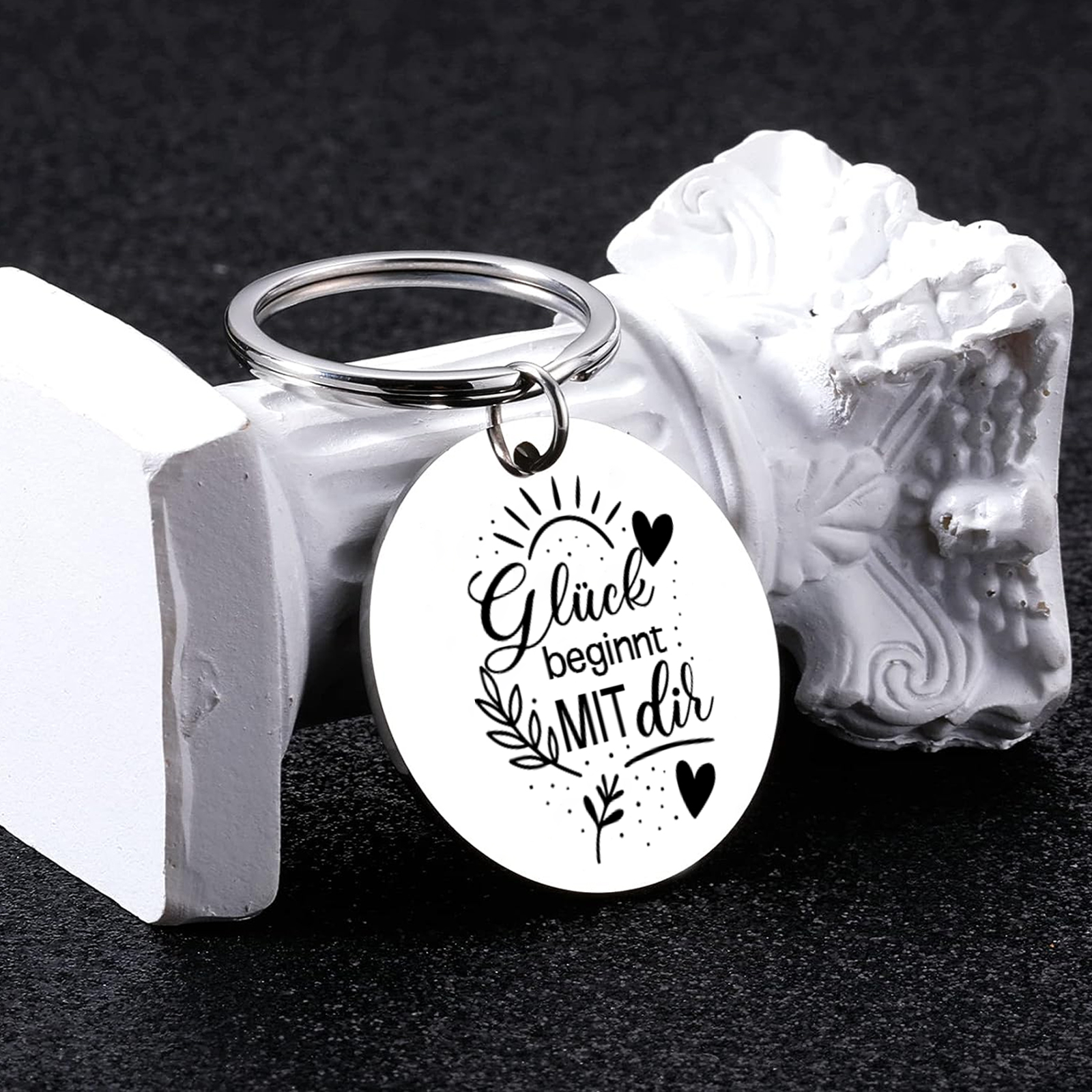 Herzgravur Paare runder Edelstahl-Schlüsselanhänger — “Glück beginnt mit dir”