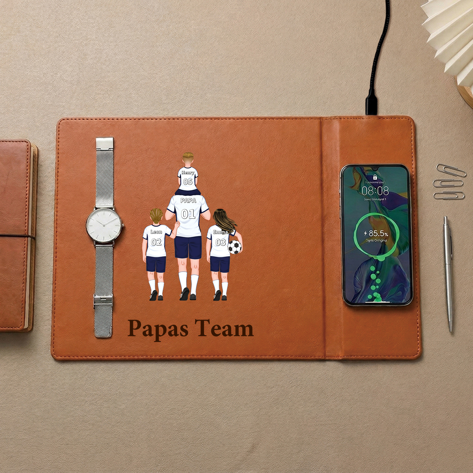 Personalisierte Schreibtischunterlage aus Leder mit kabelloser Ladefunktion „Papas Team“ mit 1 bis 8 Kinderfiguren und Namen