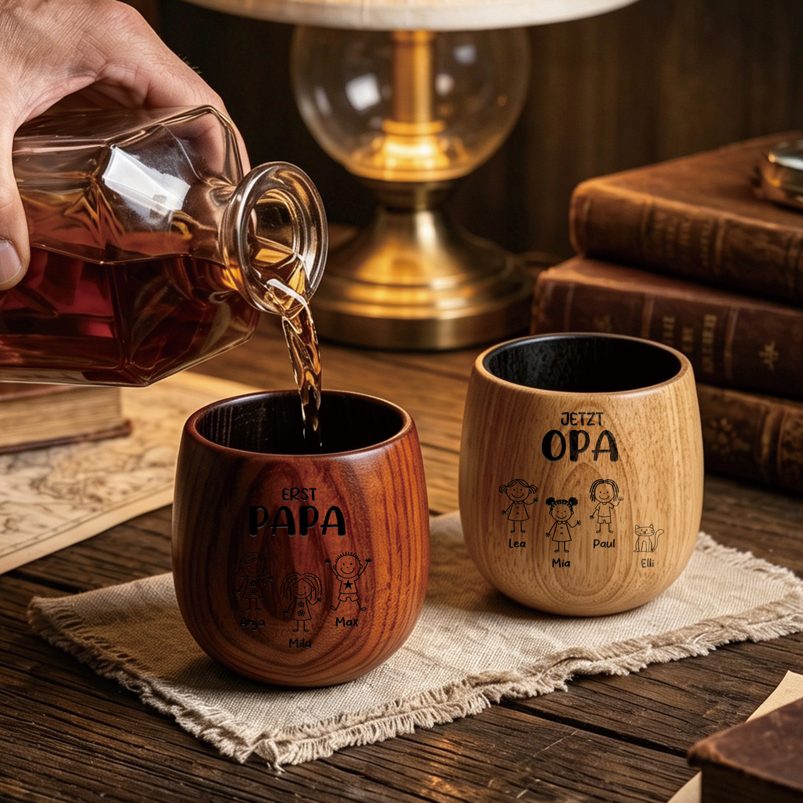 Personalisierter Whiskybecher aus Holz mit 2–16 Kinderfiguren und Namen für Papa oder Opa