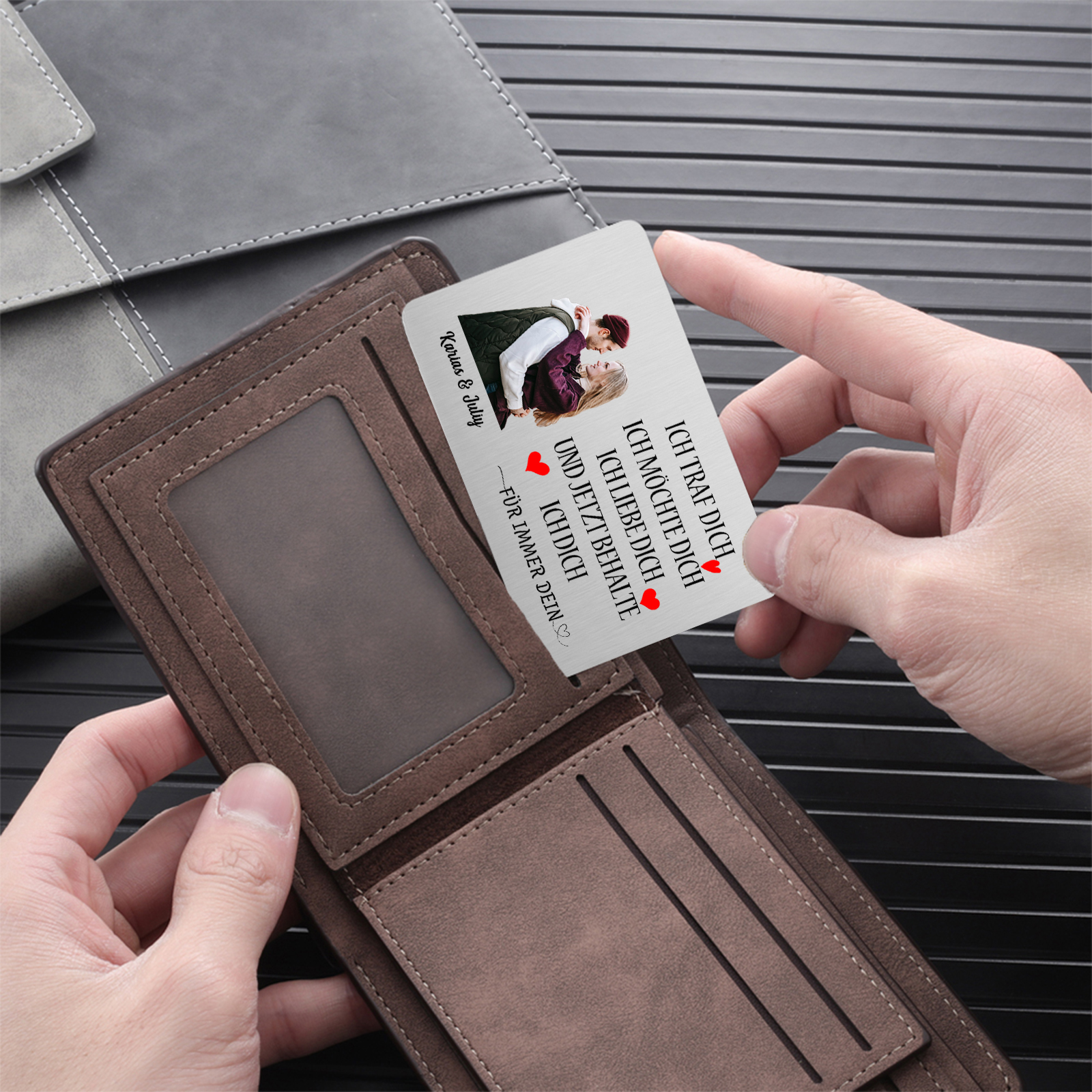 Personalisierte 2 Namen & 2 Fotos & 2 Daten Schlüsselanhänger & 1 Foto Edelstahl Schwarz Armband & 1 Foto & 2 Namen Wallet Card Geschenkbox Set für Paar