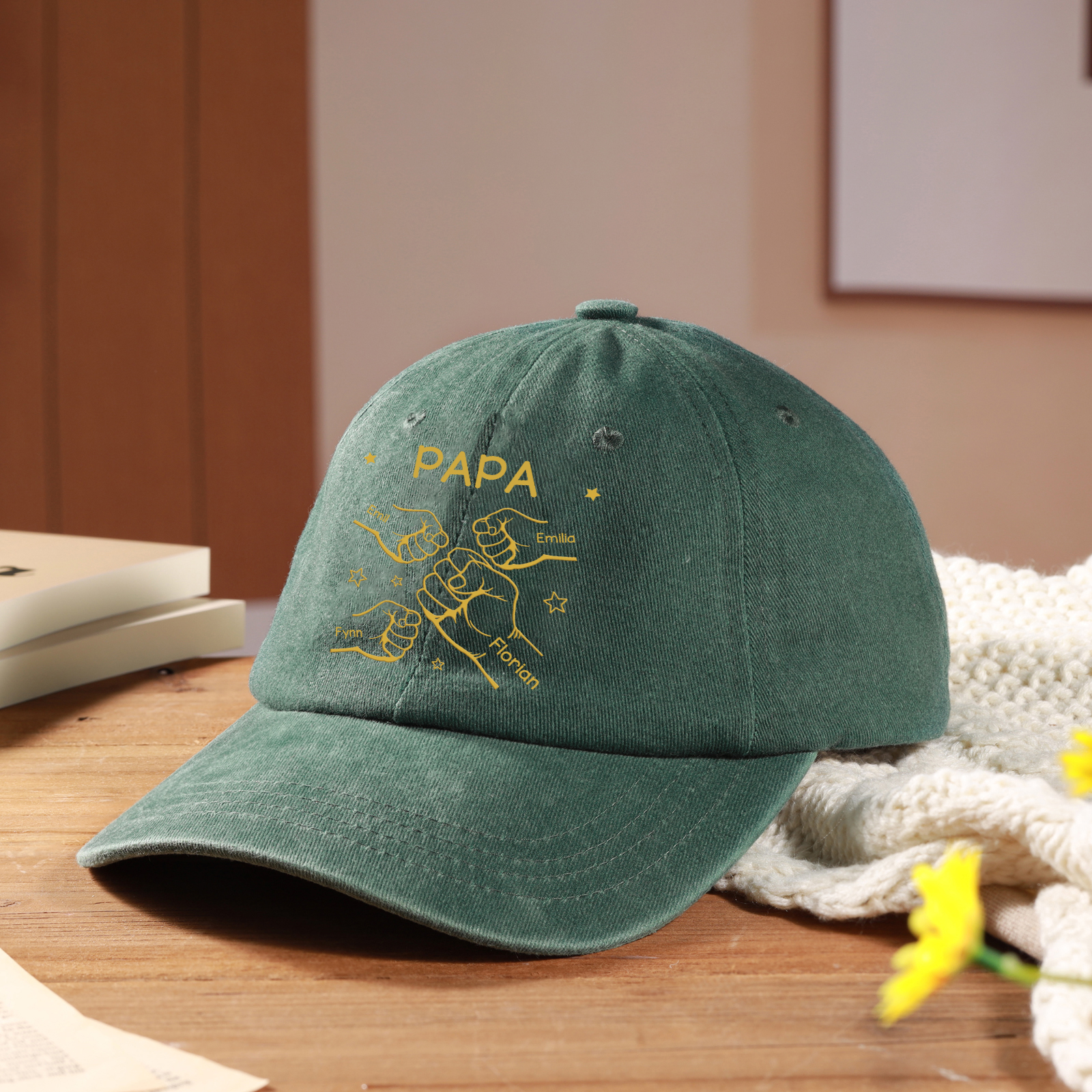 Personalisierte Basecap aus gewaschenem Jeansstoff mit 1 bis 10 Namen und Faustgruß-Motiv