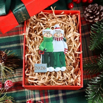 Personalisierter Familien-Weihnachtsanhänger aus Holz mit 2–8 Vornamen und Jahreszahl Geschenk für Familien