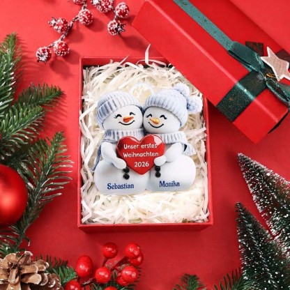 Acryl Weihnachtsornament - Personalisierte 2 Namen & 2 Texte & Jahr 2D Flachbedruckt Weihnachts-Anhänger mit Schneemann & Herzen für Paar