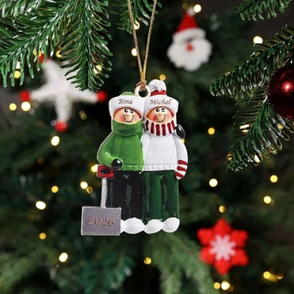 Personalisierter Familien-Weihnachtsanhänger aus Holz mit 2–8 Vornamen und Jahreszahl – individueller Weihnachtsbaumschmuck mit Schneeschaufelmotiv als Weihnachtsgeschenk für Eltern, Großeltern und Familien