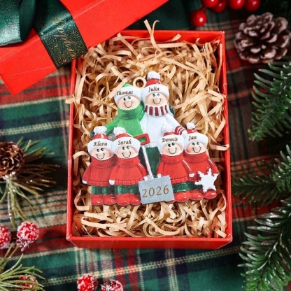 Personalisierter Familien-Weihnachtsanhänger aus Holz mit 2–8 Vornamen und Jahreszahl Geschenk für Familien