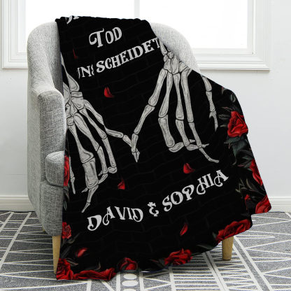 Personalisierte 2 Namen Schwarz Flanell Decke mit Totenkopf-Händen & Rosen -Bis dass der Tod uns scheidet- Geschenk für Paar
