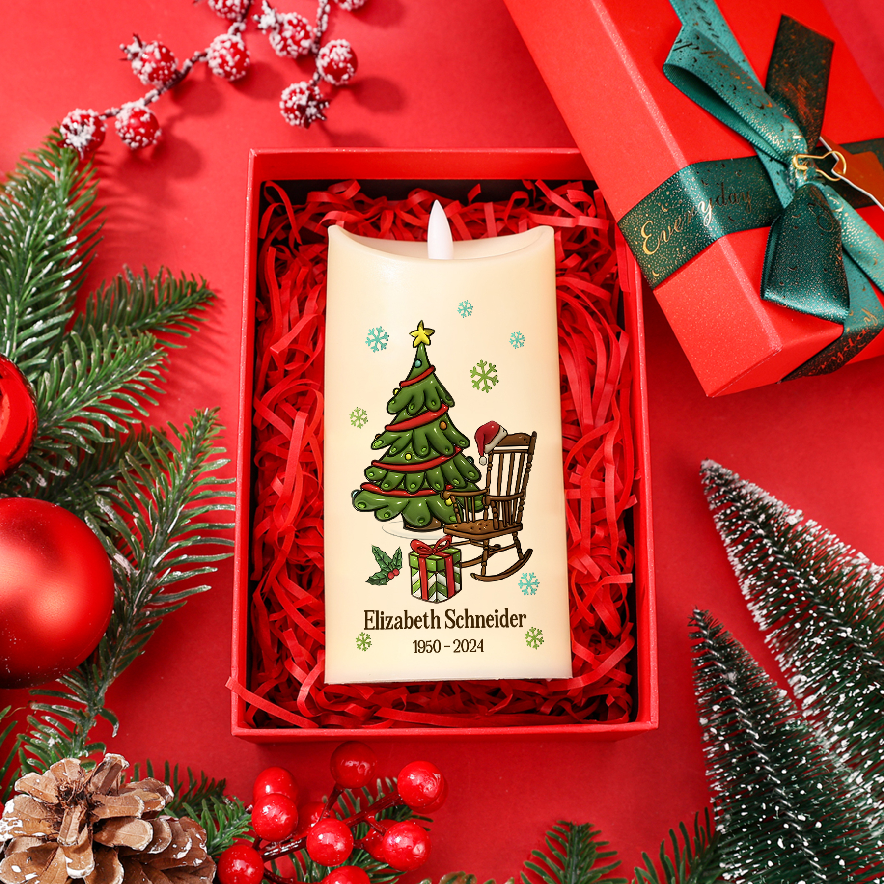 Personalisierbarer Name & Datum LED-Gedenk-Kerze mit Weihnachtsbaum & leeren Schaukelstuhl – Du magst sie nicht sehen aber sie werden da sein – Weihnachts-Gedenkkerze