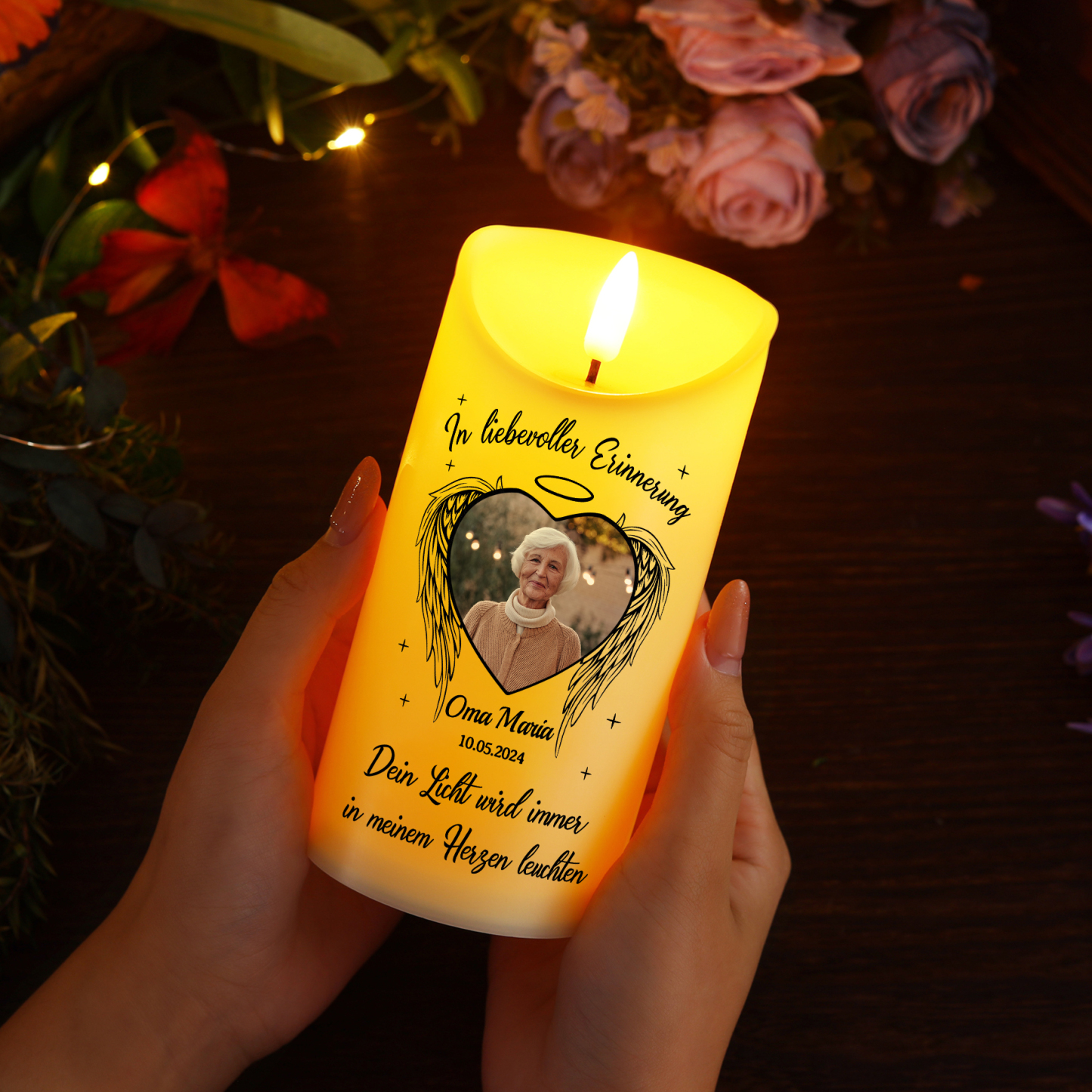 Personalisierbarer Name & Foto & Datum LED-Gedenk-Kerze mit Engelsflügeln – Dein Licht wird immer in meinem Herzen leuchten.