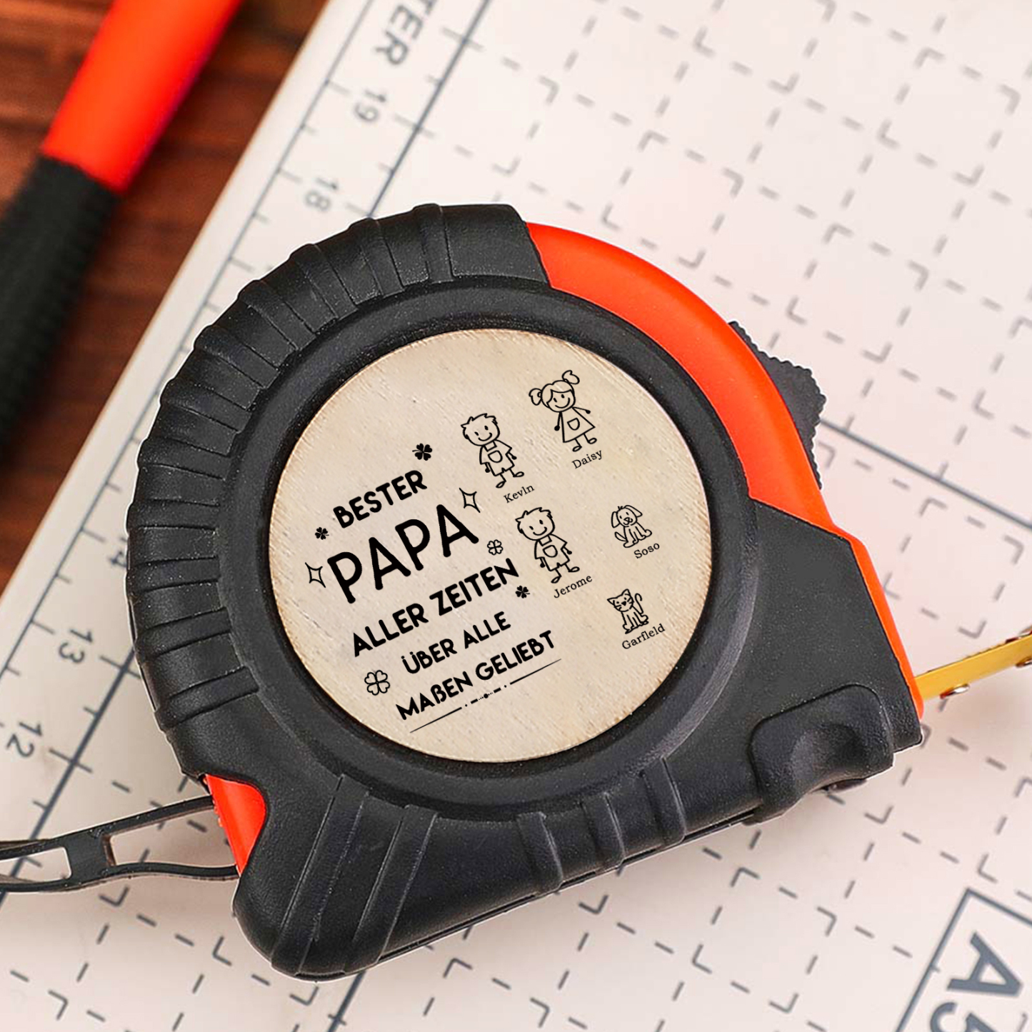 Personalisierbare 2-6 Namen Maßband mit Faust-Motiven in Orange/ Gelb