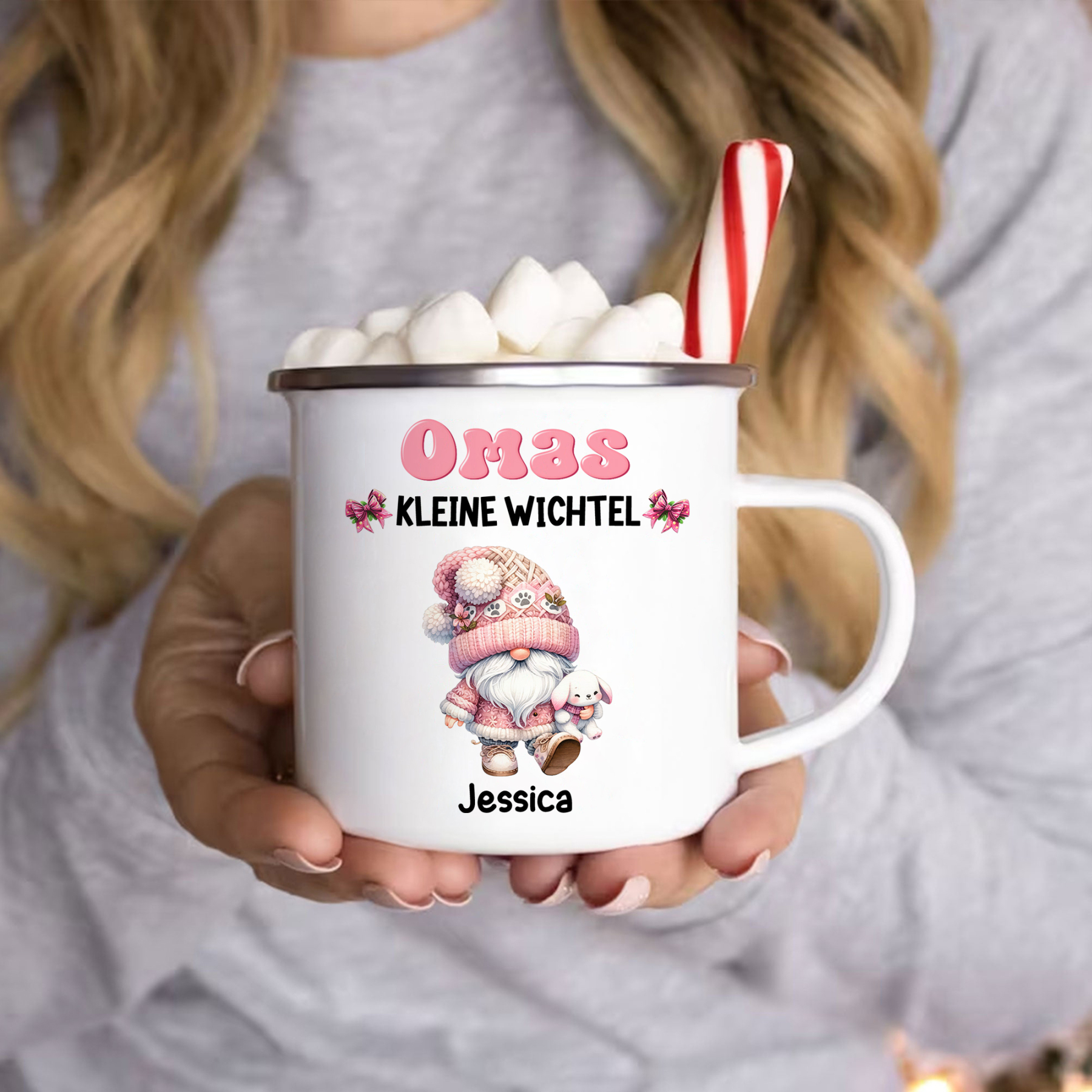 Personalisierte 1-5 Namen Emaille-Tasse mit süßen Weihnachtsgnomen – Omas kleine Wichtel – Weihnachtsgeschenk für Oma Großmutter