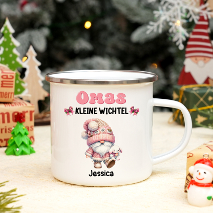 Personalisierte 1-5 Namen Emaille-Tasse mit süßen Weihnachtsgnomen – Omas kleine Wichtel –  Weihnachtsgeschenk für Oma Großmutter