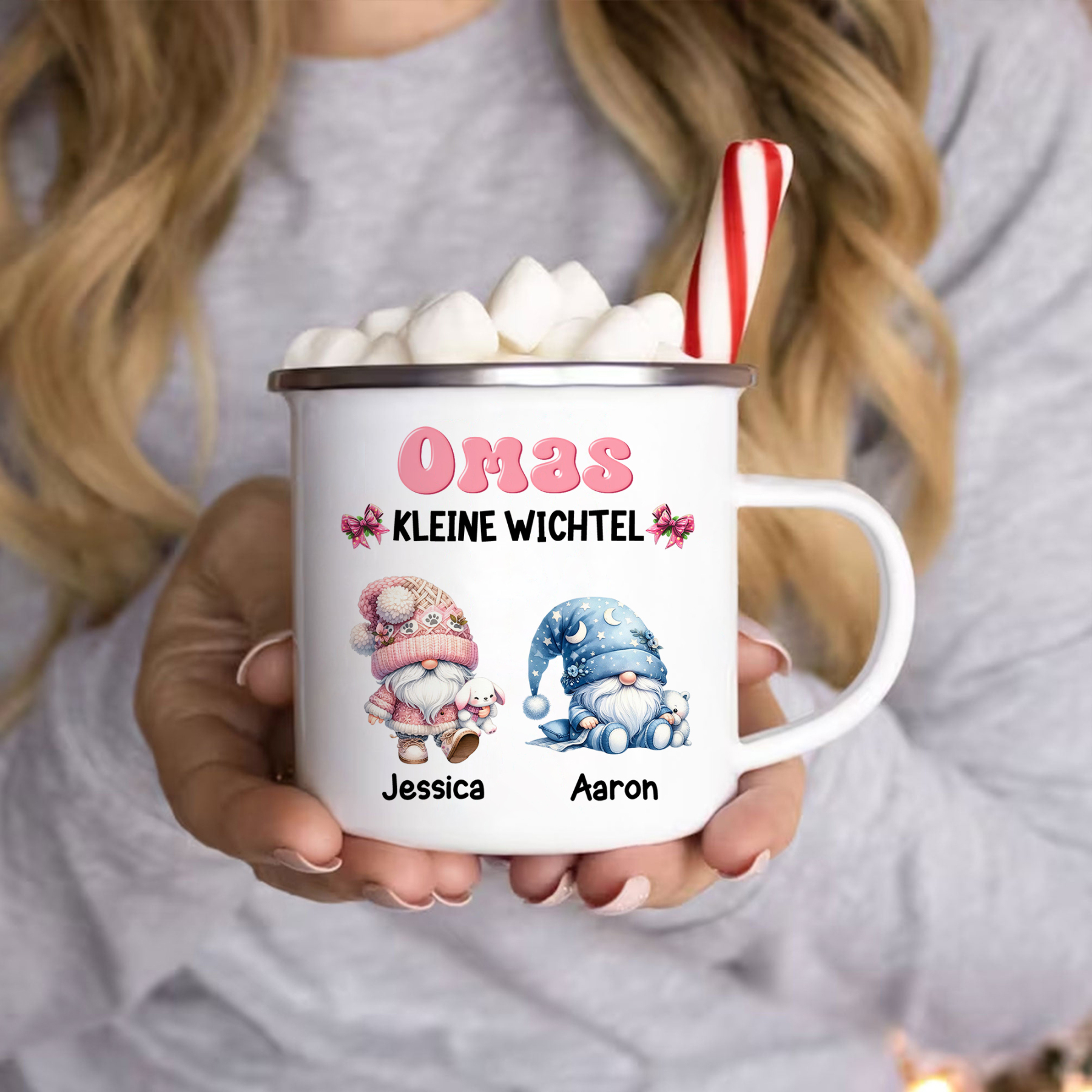 Personalisierte 1-5 Namen Emaille-Tasse mit süßen Weihnachtsgnomen – Omas kleine Wichtel – Weihnachtsgeschenk für Oma Großmutter