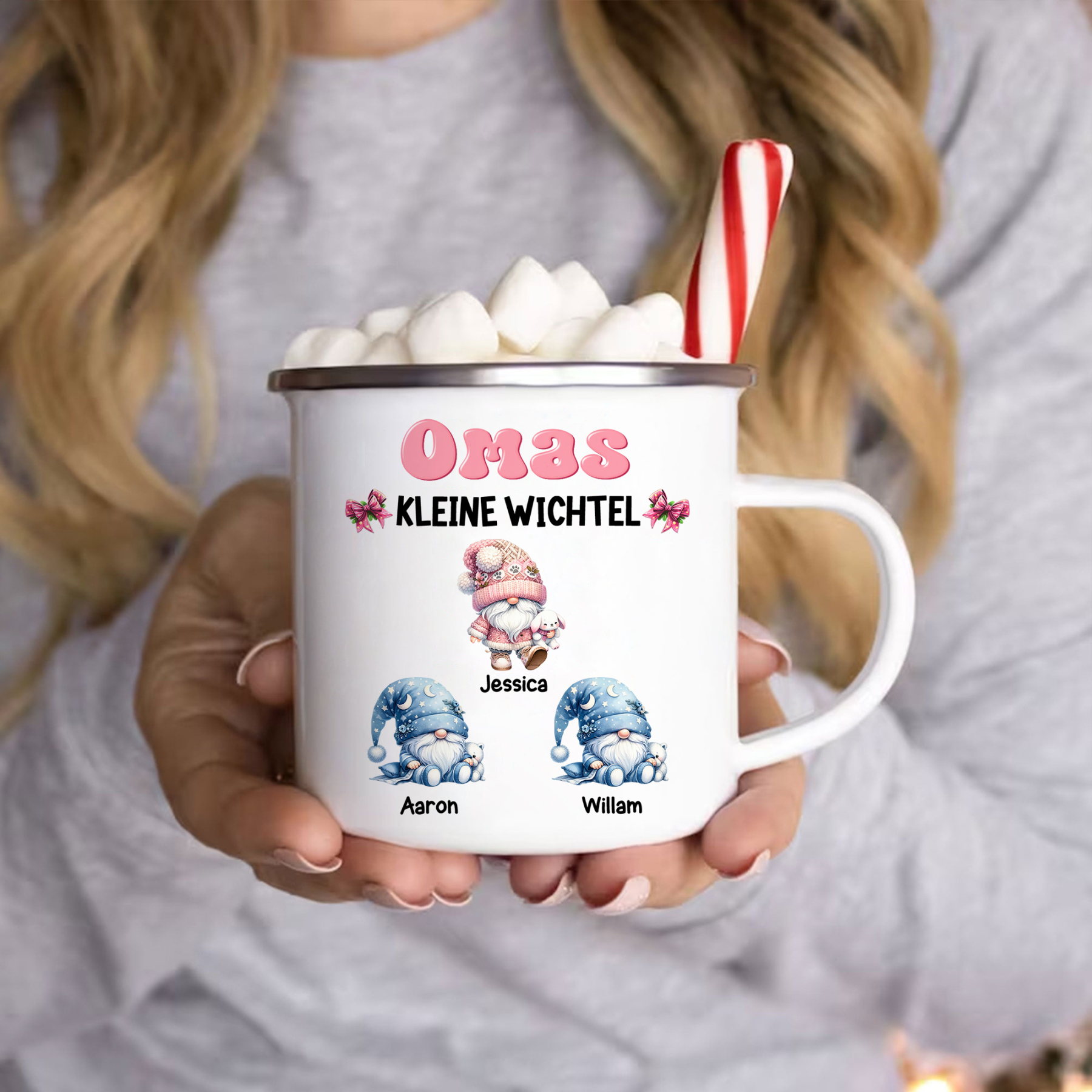 Personalisierte 1-5 Namen Emaille-Tasse mit süßen Weihnachtsgnomen – Omas kleine Wichtel – Weihnachtsgeschenk für Oma Großmutter
