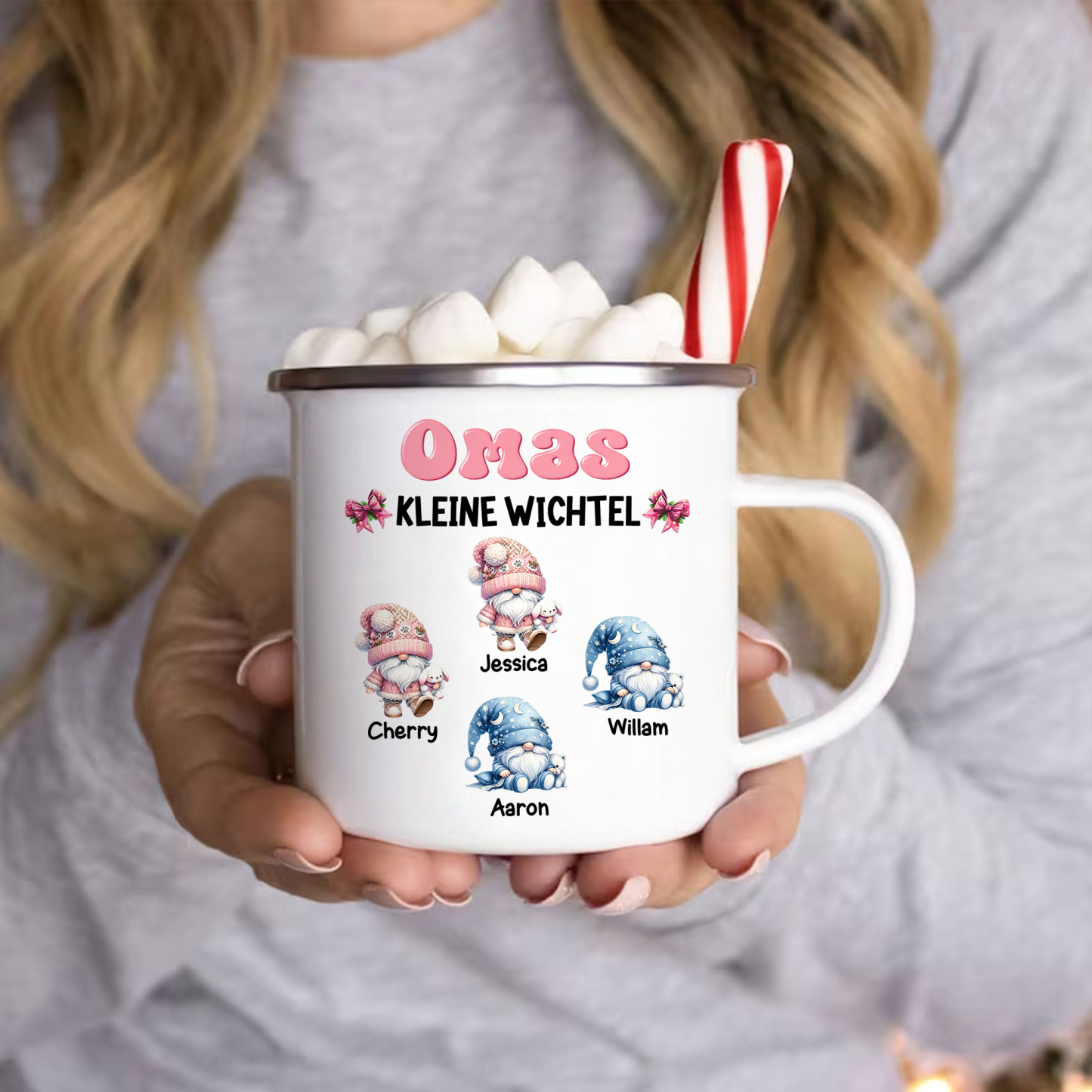 Personalisierte 1-5 Namen Emaille-Tasse mit süßen Weihnachtsgnomen – Omas kleine Wichtel –  Weihnachtsgeschenk für Oma Großmutter