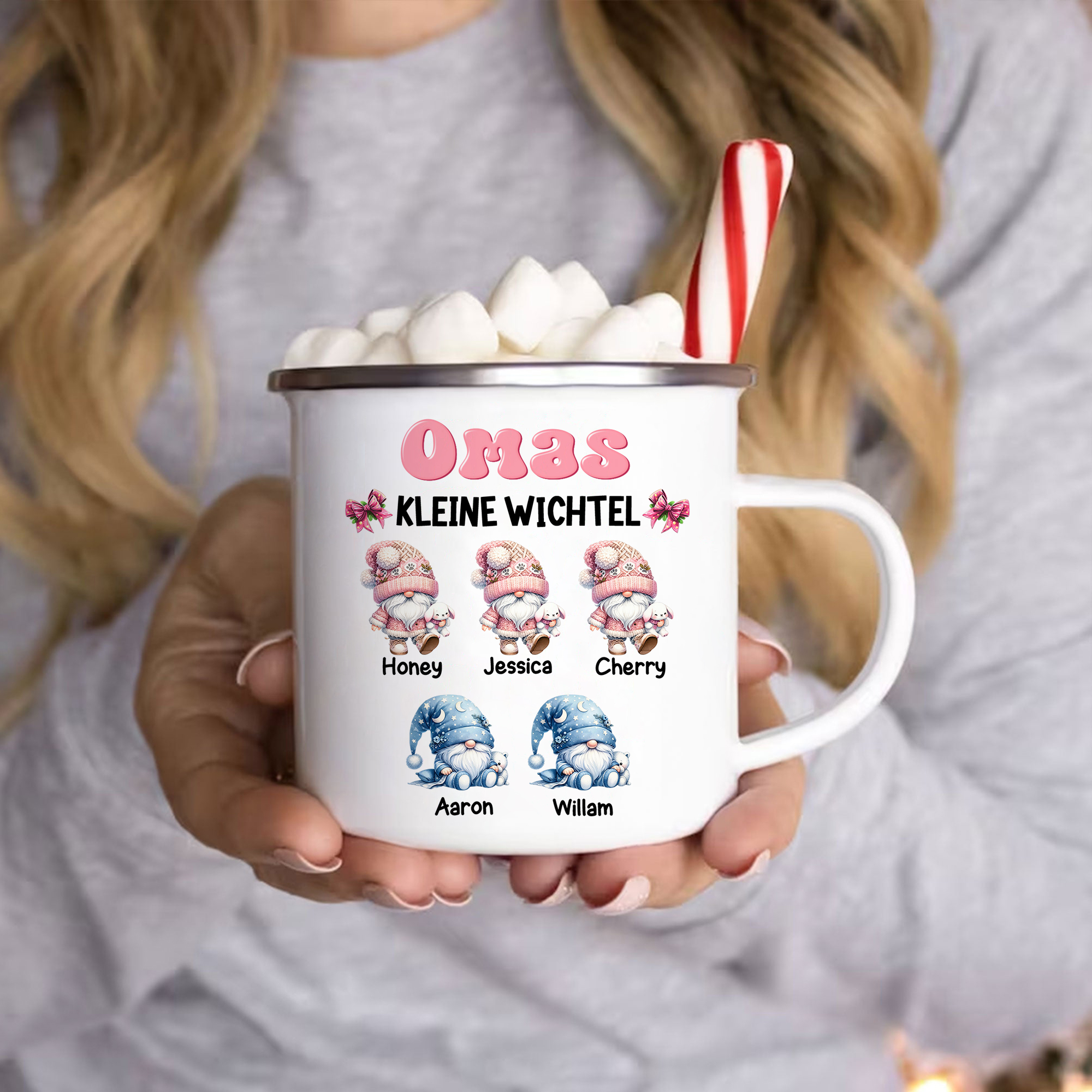 Personalisierte 1-5 Namen Emaille-Tasse mit süßen Weihnachtsgnomen – Omas kleine Wichtel –  Weihnachtsgeschenk für Oma Großmutter