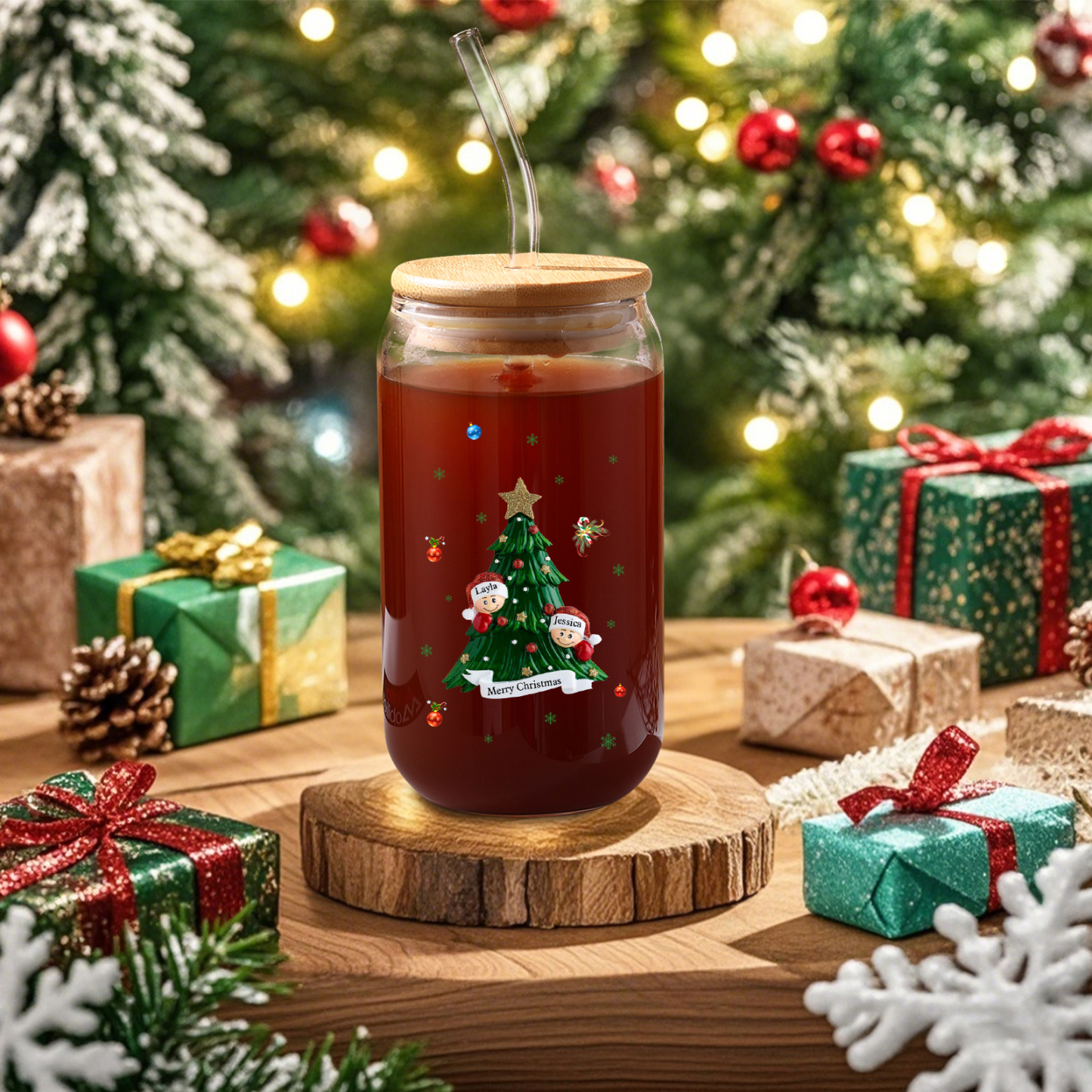 Personalisierte 2-6 Name & Text Weihnachts-Getränke-Jar mit Baum & Schneemannmotiv Glastasse mit Glasstrohhalm – Festliche Trinkfreude