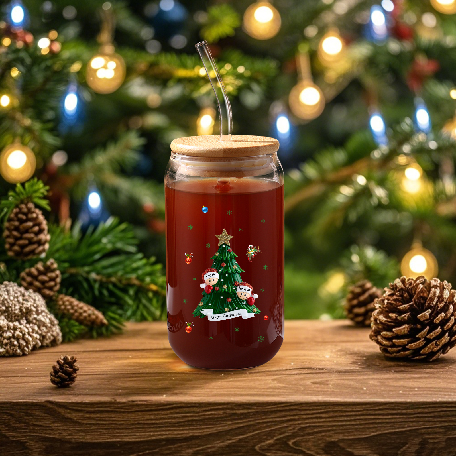 Personalisierte 2-6 Name & Text Weihnachts-Getränke-Jar mit Baum & Schneemannmotiv Glastasse mit Glasstrohhalm – Festliche Trinkfreude